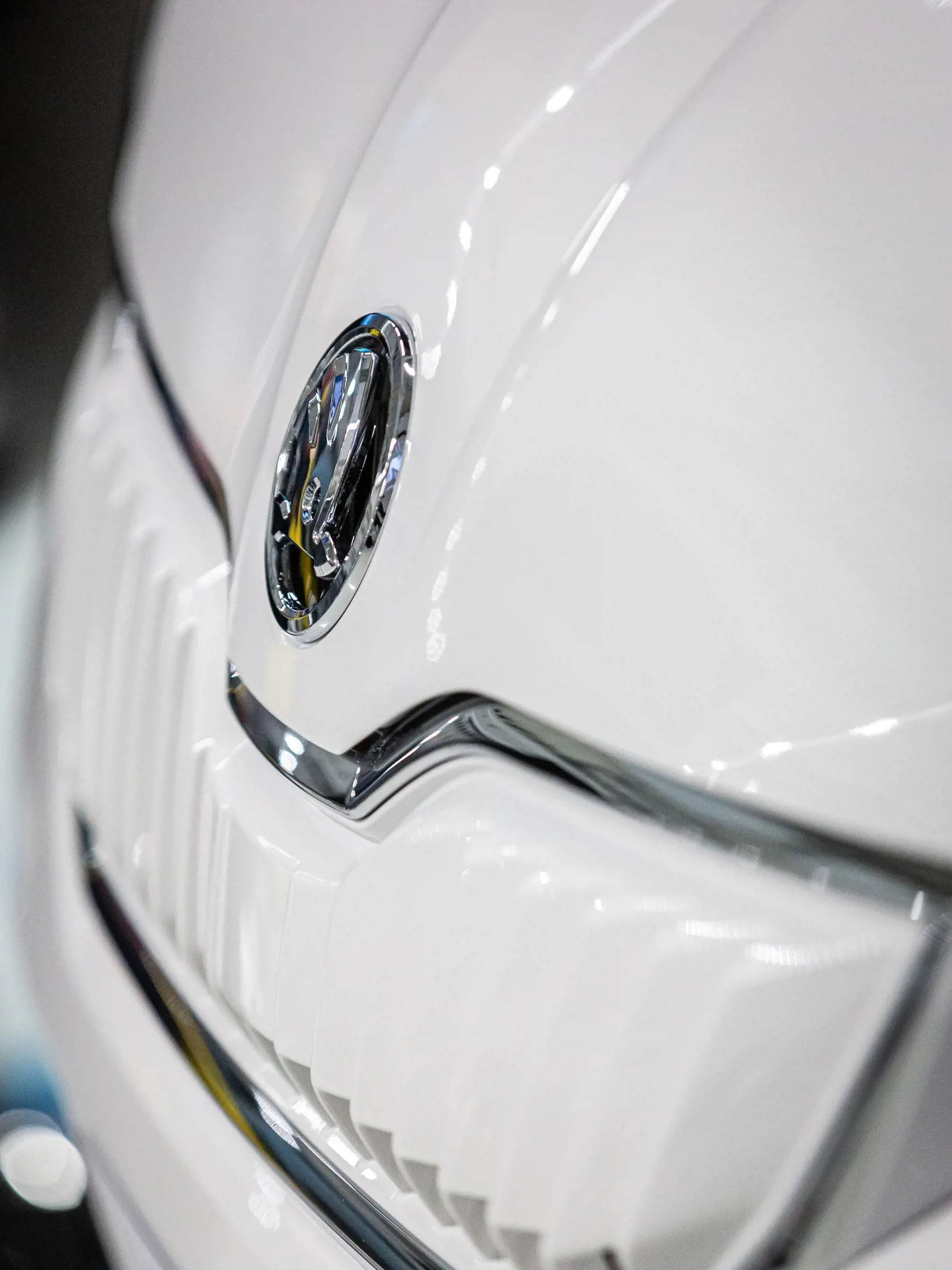 Naprieč Európou sa do októbra tohto roka predalo takmer 200–tisíc elektroáut a hybridov. Nový trend fascinuje aj čoraz viac Slovákov. Vyrábajú ich už aj u nás, dostupnejšie by mali byť aj vďaka štátnej dotácii.