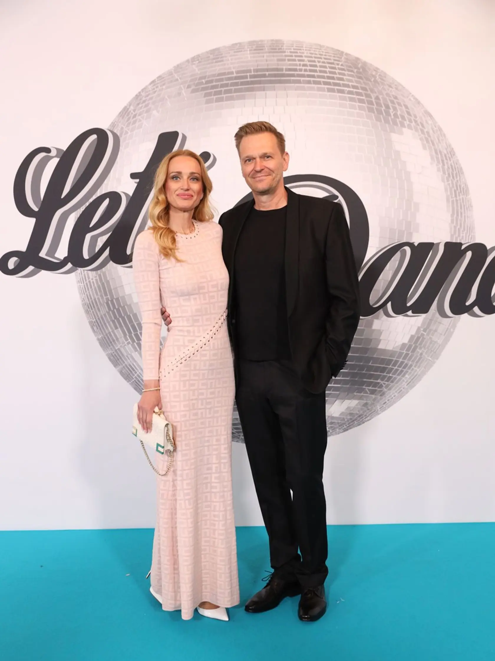 7. kolo Let´s Dance: Martin Nikodým s priateľkou Martinou. Kým on stavil na klasickú čiernu farbu, blondínka zvolila bledoružové obtiahnuté šaty.