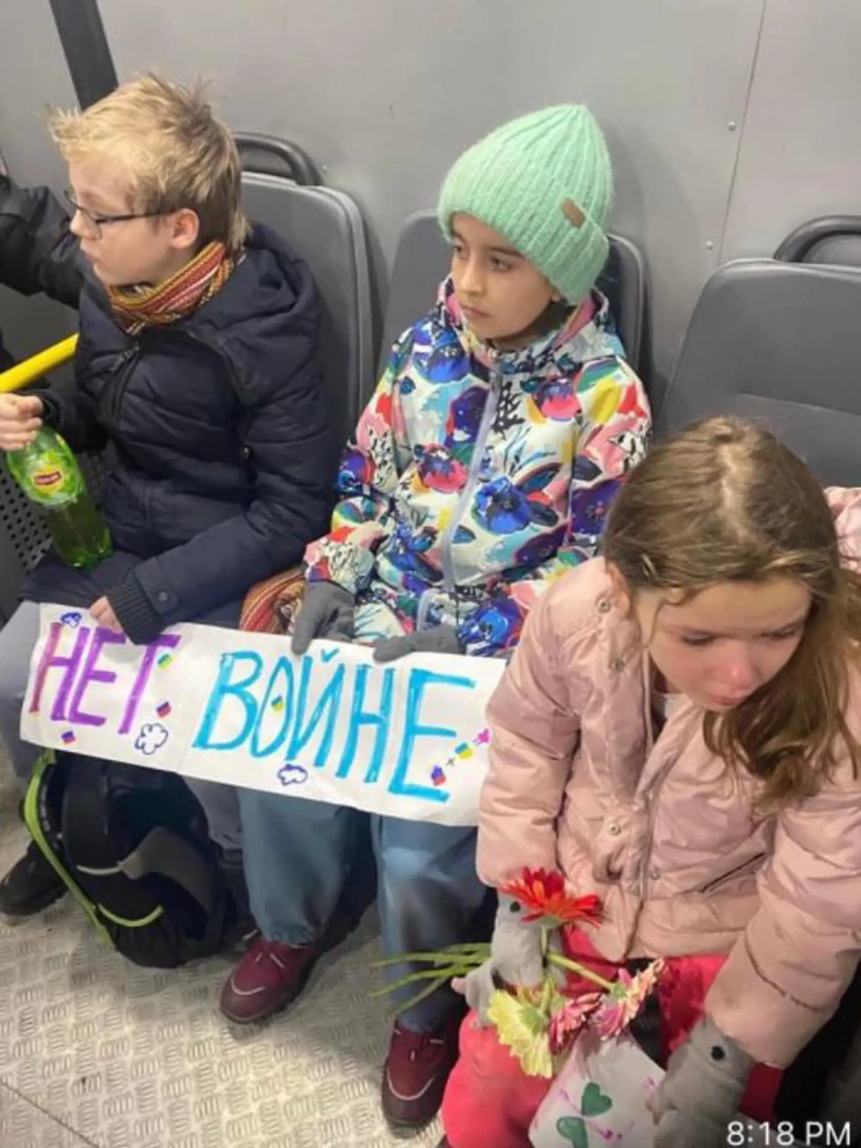 Podľa ruského opozičného politika Iľja Jašina moskovská polícia zatýka aj malé deti. Napísal to na svojom Facebooku, pričom zverejnil fotografie, ktoré okamžite obleteli celý svet.