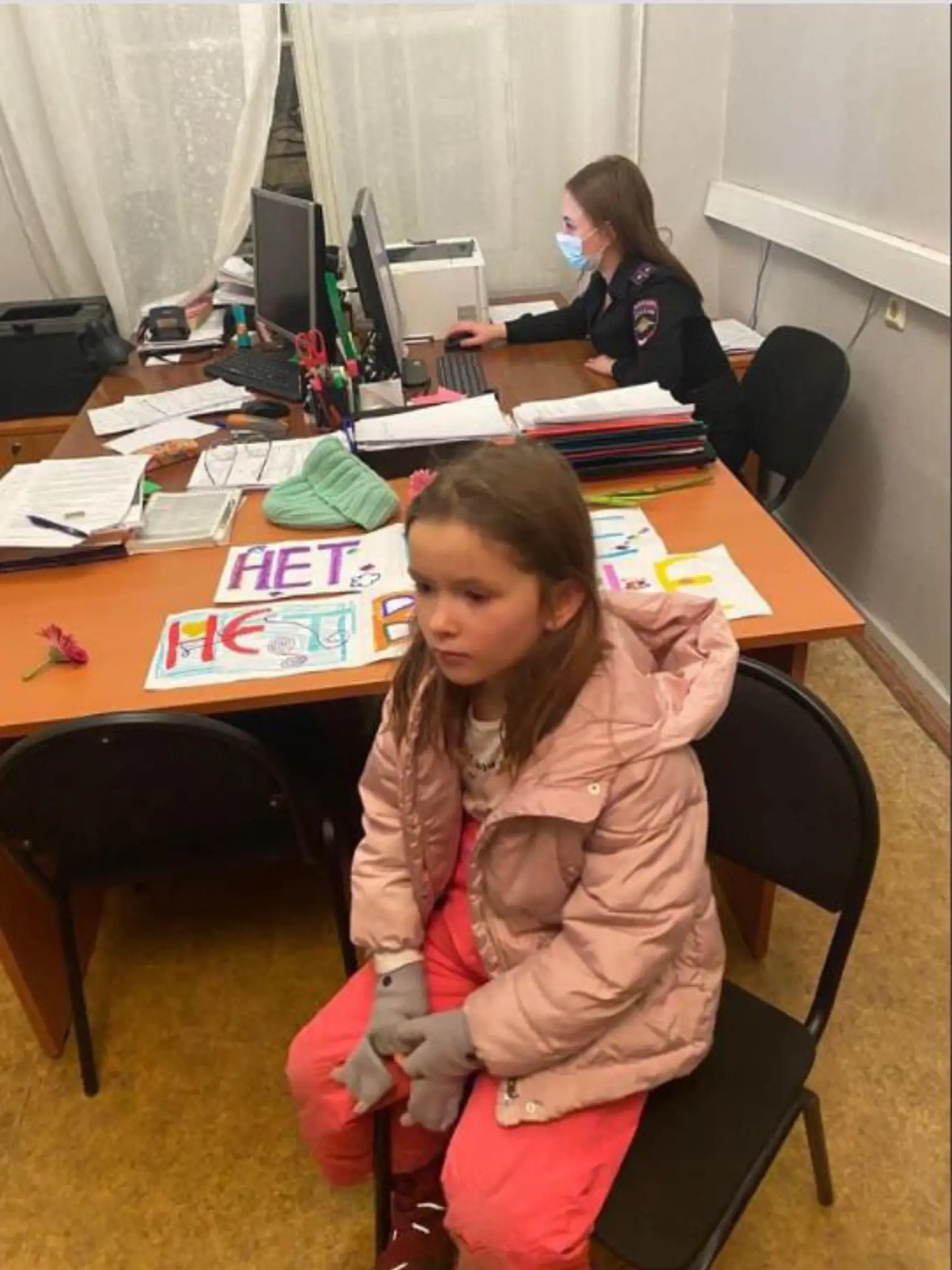 Podľa ruského opozičného politika Iľja Jašina moskovská polícia zatýka aj malé deti. Napísal to na svojom Facebooku, pričom zverejnil fotografie, ktoré okamžite obleteli celý svet.