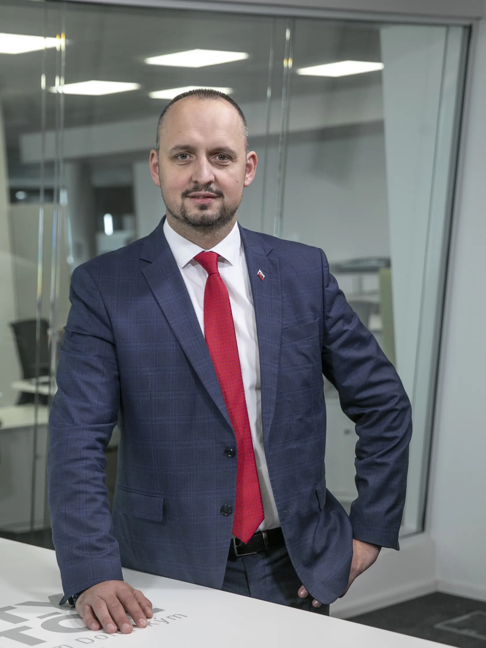  Na snímke je diskusná relácia "Karty na stôl", ktorej hosťom bol  poslanec NRSR za KDH František Majerský.