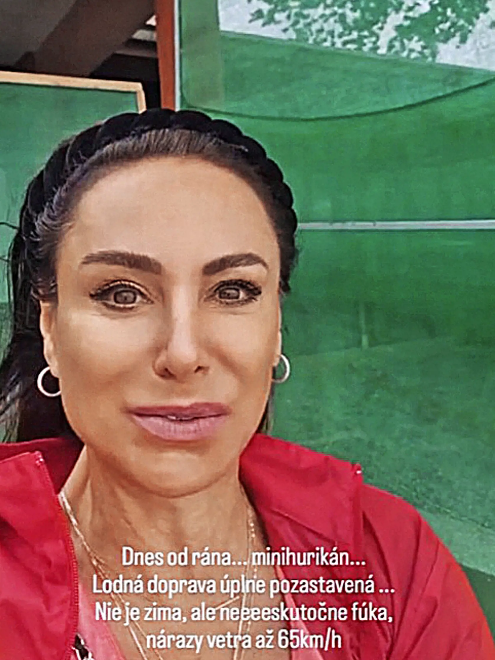 Fitnesku prekvapili po slnečných dňoch čierne mraky a obrovský vietor. 