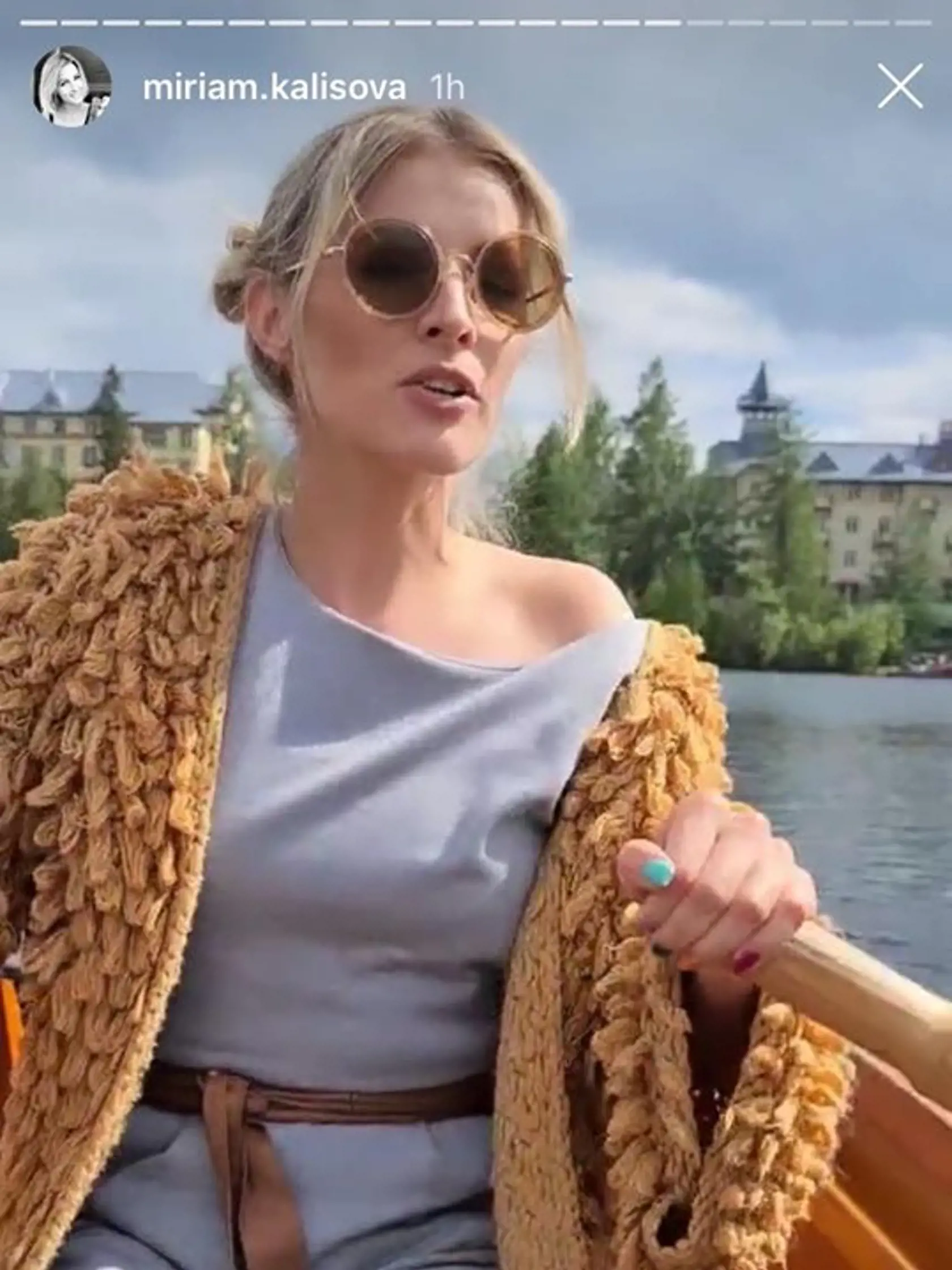 Blondínka sa na člnkovanie obliekla akoby išla na večerný drink do baru.