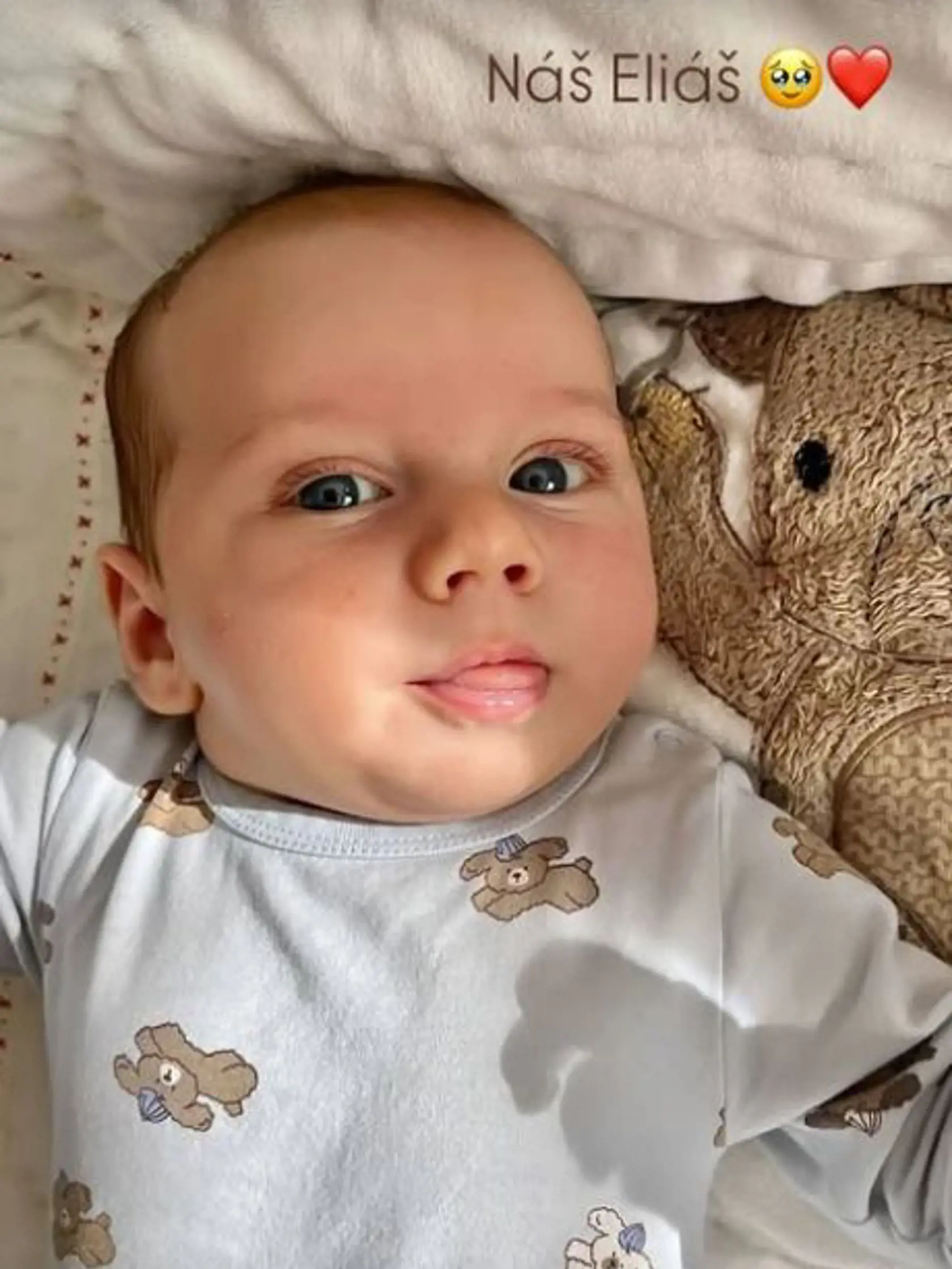 Manželia Bezdedovci prvýkrát ukázali mladšieho synčeka Eliáša do tváričky. 