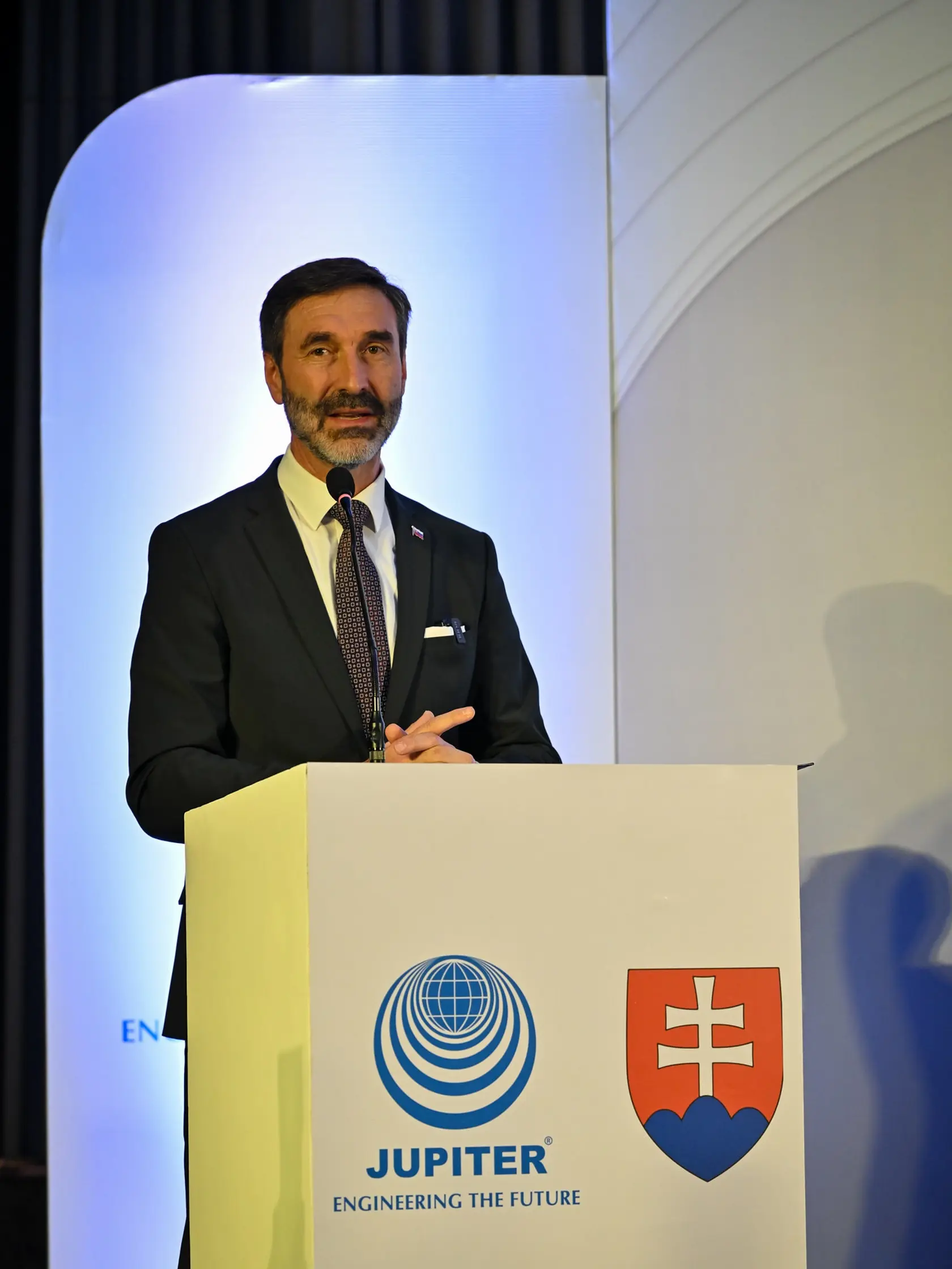 Exkluzívne zábery z posledného dňa pracovnej cesty Juraja Blanára v Indii. Otvorenie honorárneho konzulátu v Kalkate a napokon prvý ročník Slovensko-indického podnikateľského fóra v Kalkate.