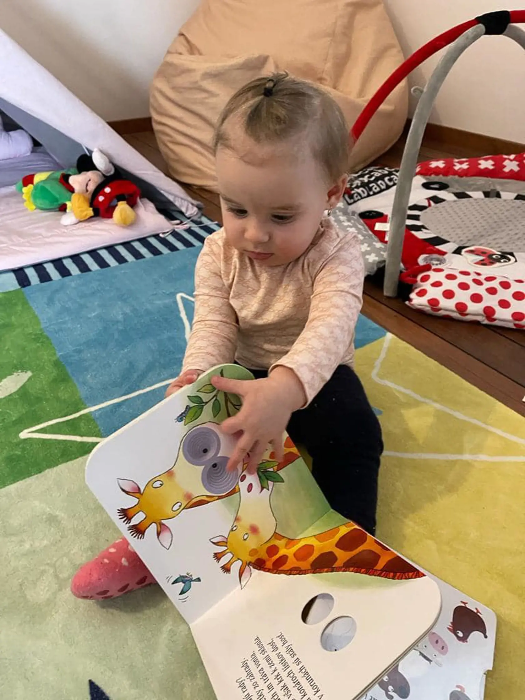 BEŇOVEJ VÍKEND S RODINOU: Lea sa začítala do knižky.