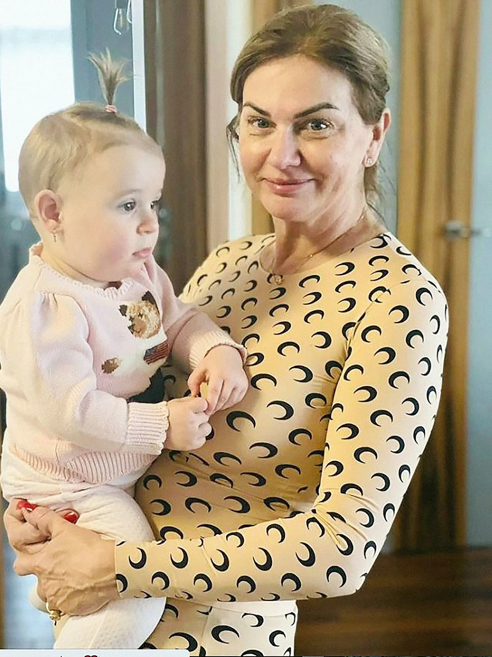 DOMÁCE OBLEČENIE
Top a legíny nosí Monika Beňová len doma.