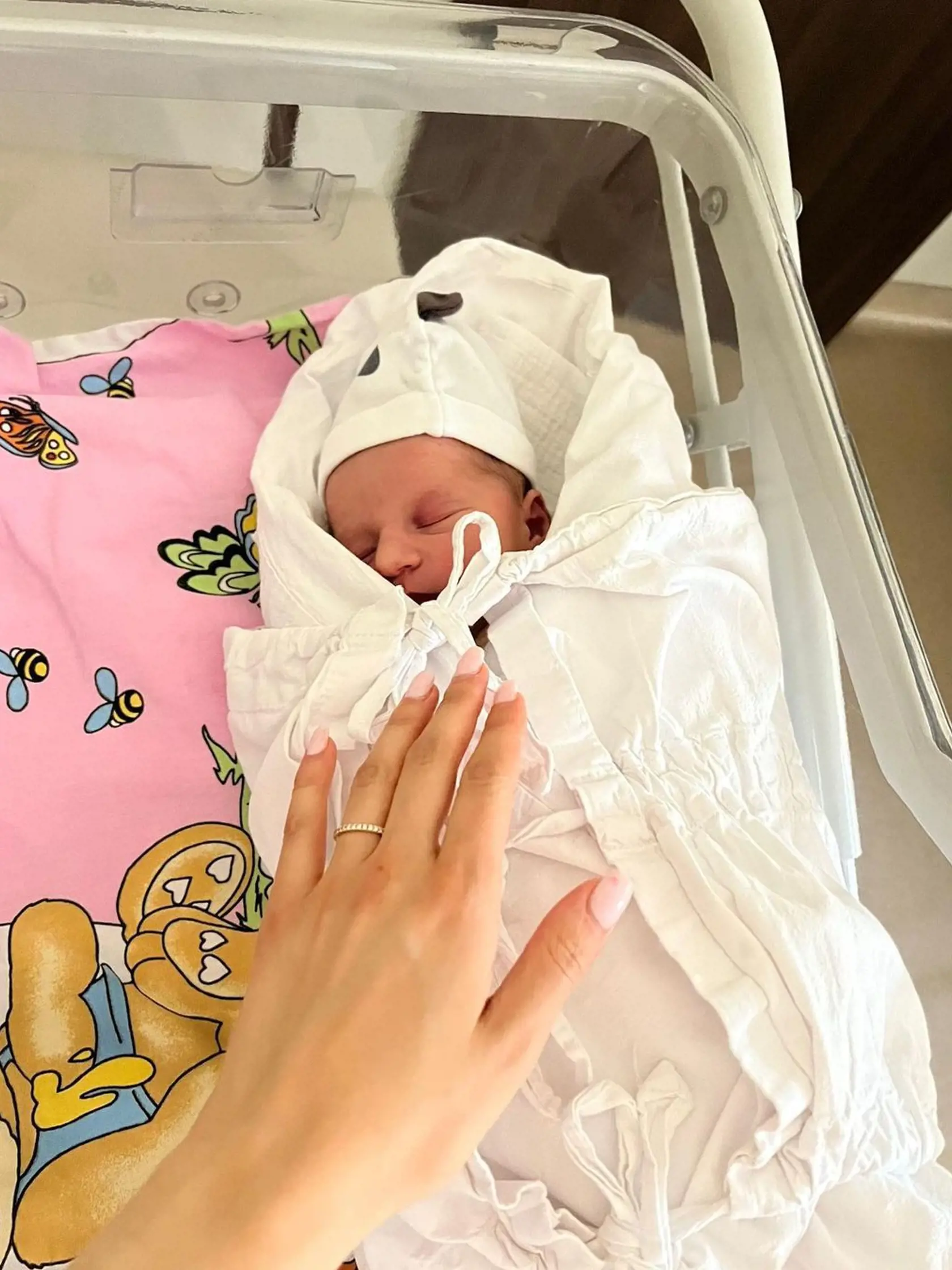 Europoslankyňa Monika Beňová je už babka. Jej synovi Martinovi a neveste Grétke sa narodila dcéra Lara. Podľa jednej fanúšičky, sa podobá práve na novopečeného otecka.