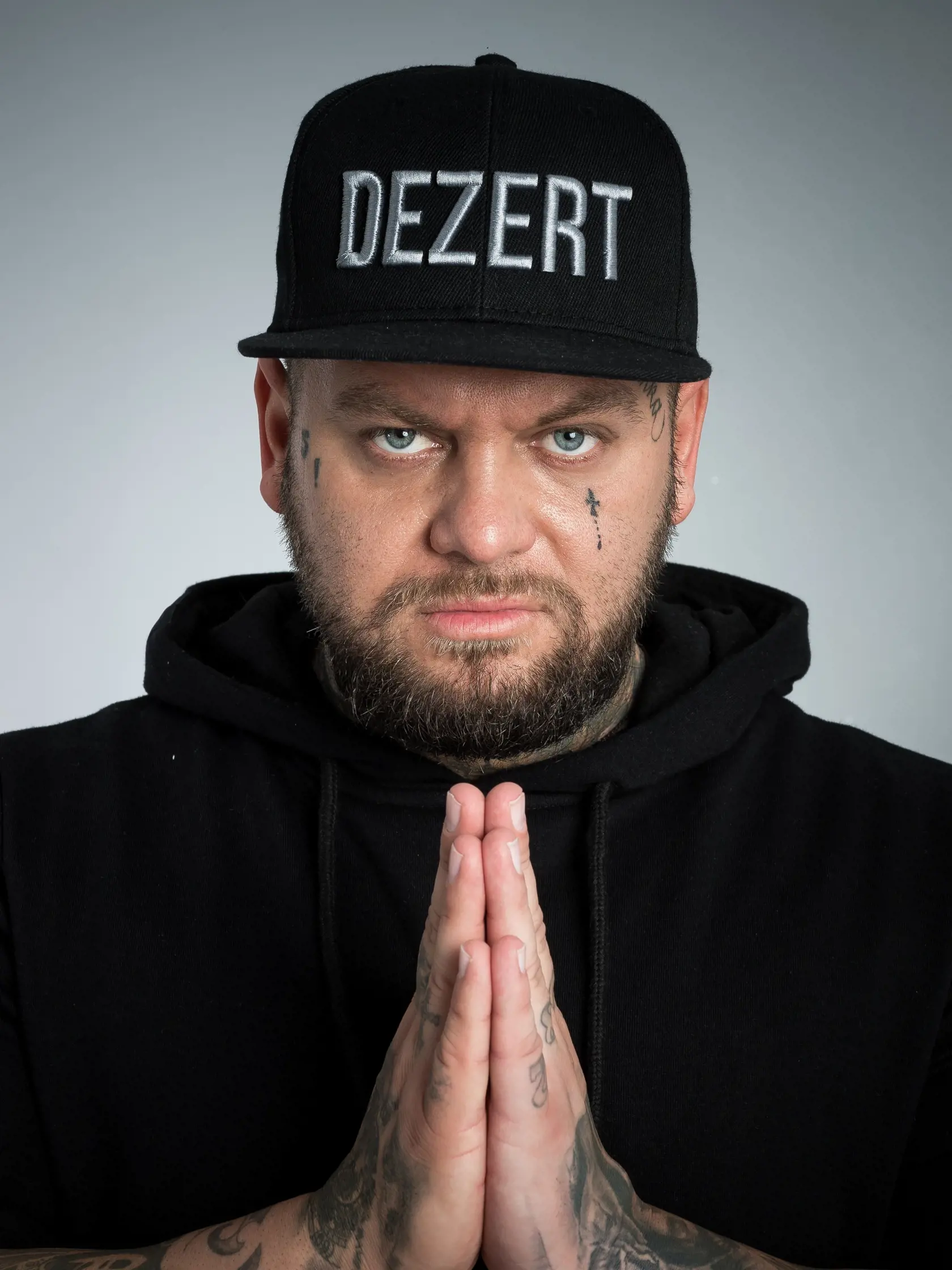 Rapper Kali civilnym menom Koloman Magyary foteny pre tyzdennik Plus 7 Dni