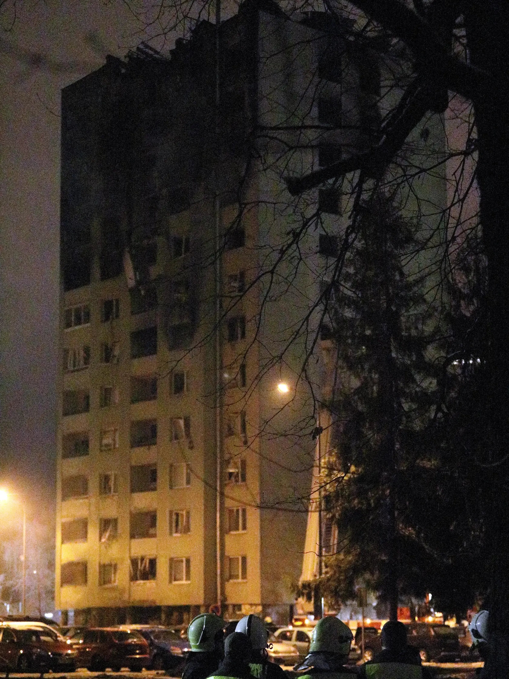 Aj v noci: Hasilo sa aj potme. Požiar sa podarilo uhasiť okolo 19.00-nástej.