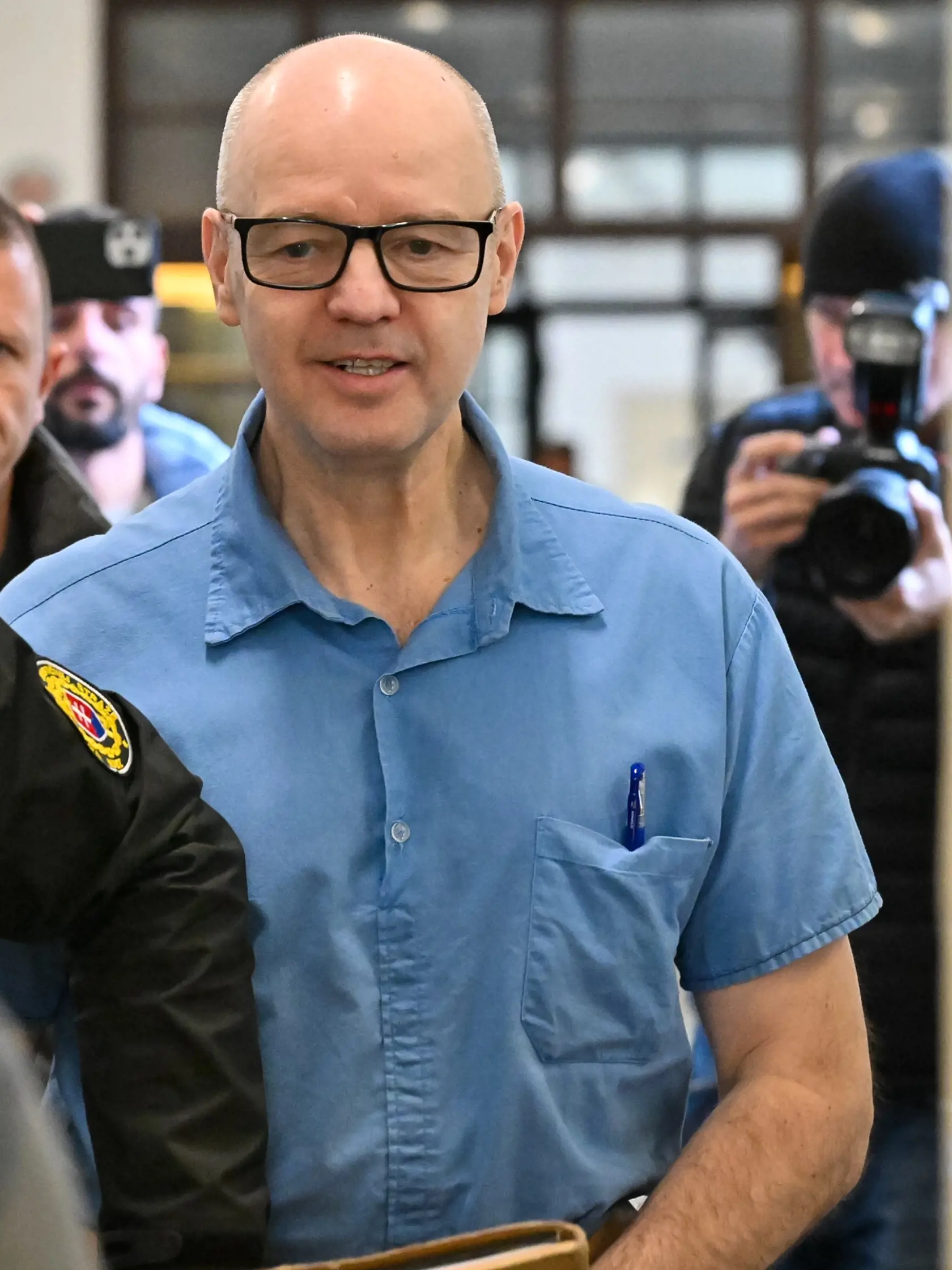 Na snímke obžalovaný Pavol R. prichádza v sprievode príslušníkov zboru väzenskej a justičnej stráže na pojednávanie Mestského súdu Bratislava I v kauze Maják nádeje 23. novembra 2023 v Bratislave. FOTO TASR - Pavol Zachar