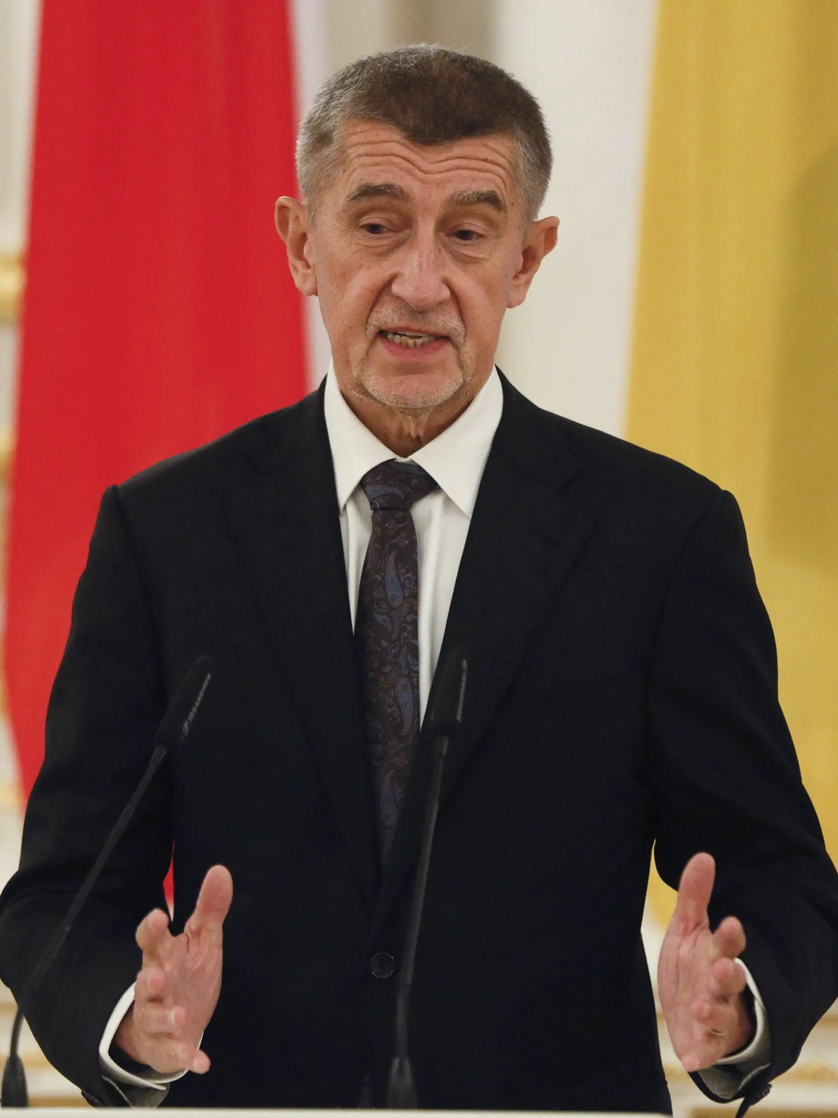 "Prezidenta Zelenského poznám, videl som sa s ním asi trikrát, teraz sa stal absolútnym hrdinom. Svojimi vystúpeniami donútil svetových politikov, aby zrýchlili tie sankcie. Dovtedy to všetko dlho trvalo. Je to veľký hrdina a má môj veľký obdiv," uviedol pre náš denník Babiš.