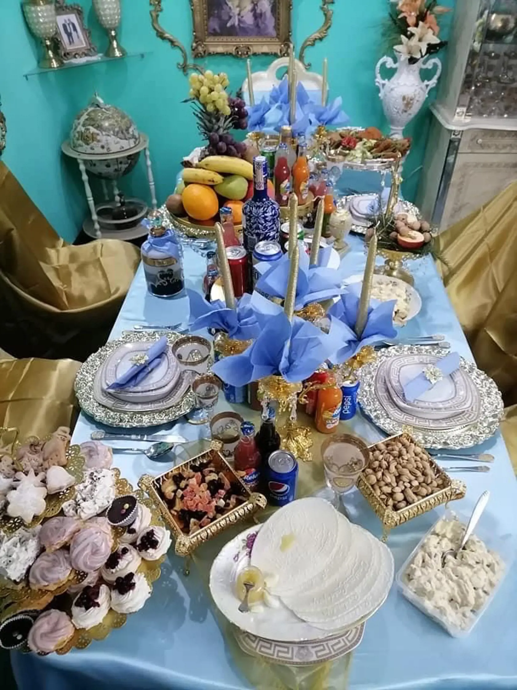 Prestretý stôl u Filkovcov z Trnávky pri Sečovciach (okres Trebišov), vtedy mali výzdobu v modrých farbách.