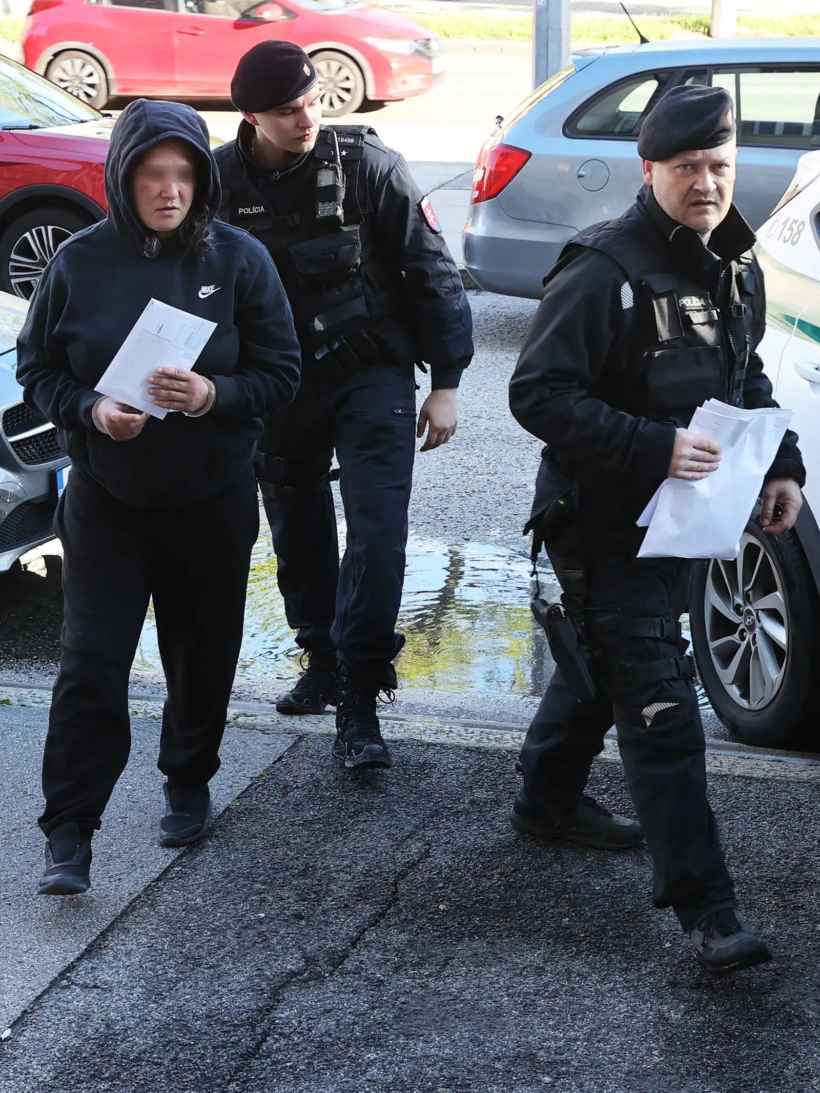 Andreu priviedli na súd policajti s putami na rukách.