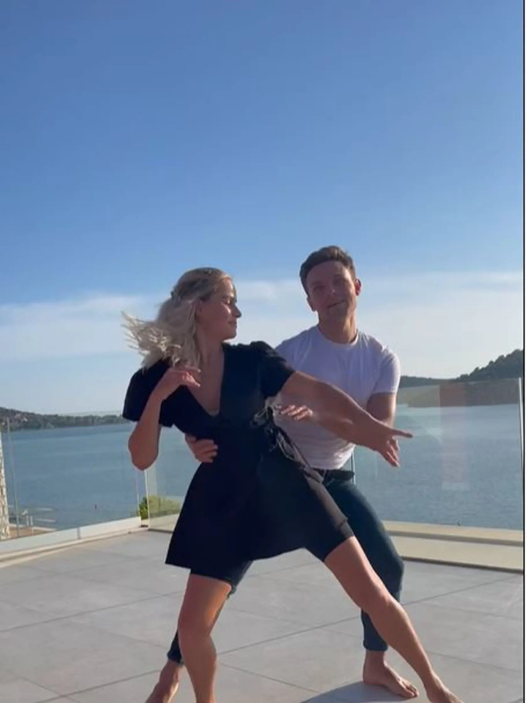 Ivana s bratom Tomášom si zatancovala na terase ich vily v Chorvátsku.