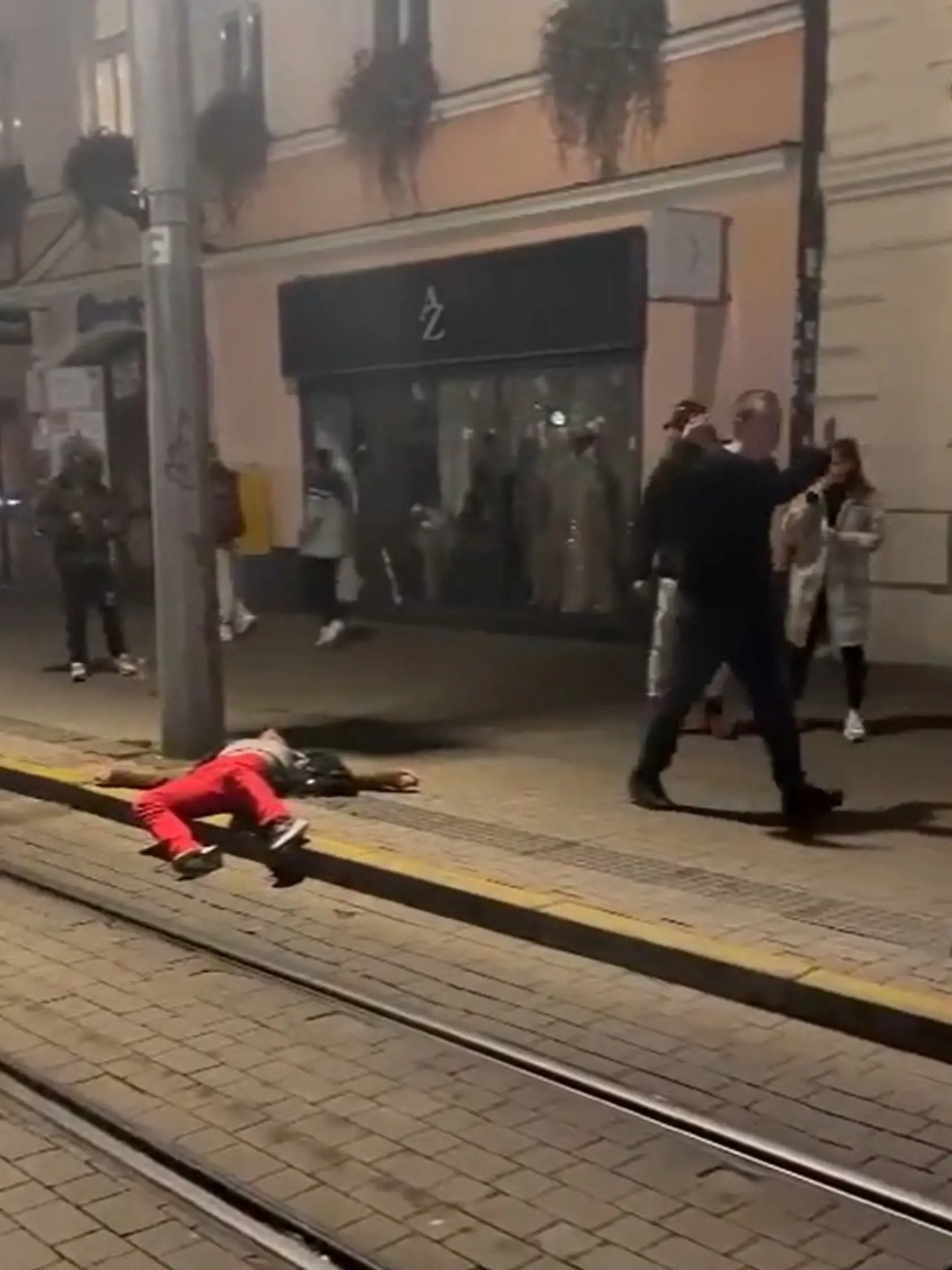 Pri páde utrpel zranenie hlavy, ktoré si vyžiadalo ošetrenie privolanými záchranármi.