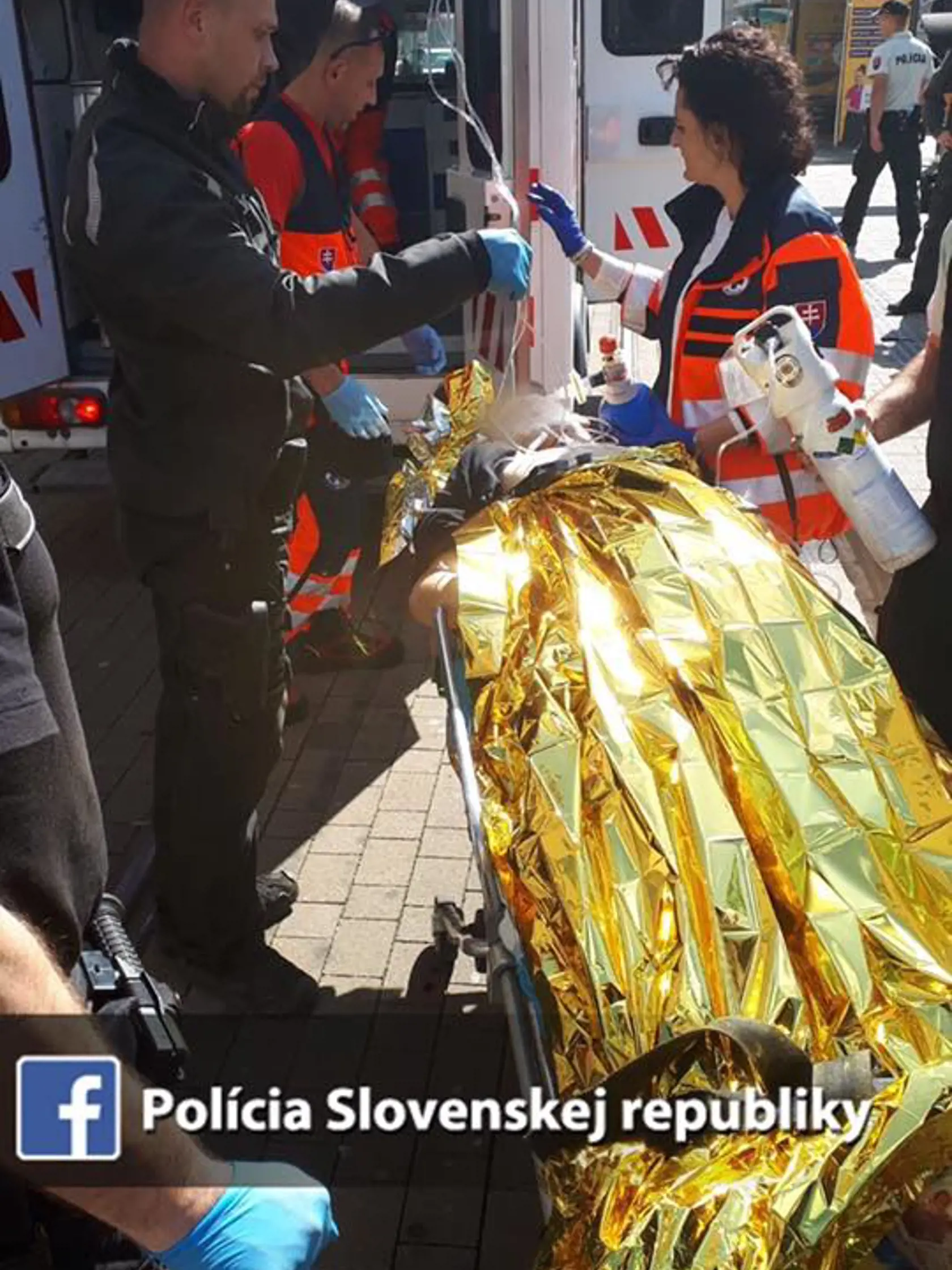 Ulicou odznelo šesť výstrelov, ktoré zasiahli muža do nôh, no bohužiaľ aj zranili náhodnú okoloidúcu. Páchateľ skončil v nemocnici v ťažkom stave.
