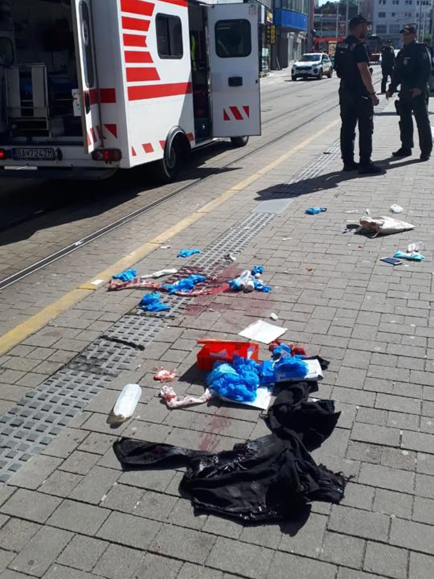 Potom agresor prešiel na Obchodnú ulicu, kde ho obkľúčila policajná hliadka. Po policajtoch s nožom v ruke pokrikoval, že ich zabije a preto sa rozhodli proti nemu požiť služobnú zbraň, no útočník sa stihol ešte 2x bodnúť do brucha.