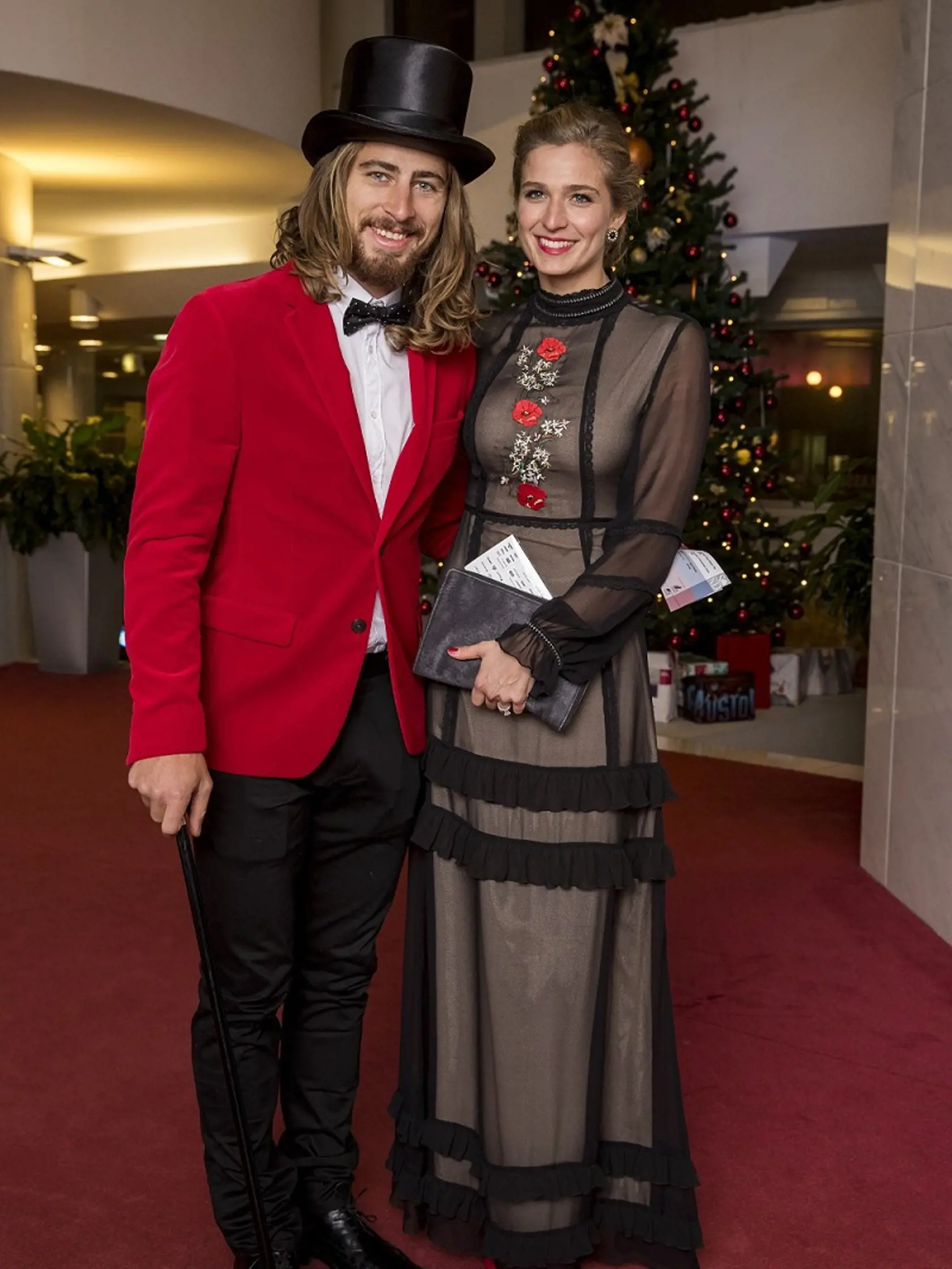 Na snimke Peter Sagan s manzelkou Katarinou prichadza na galavecer Sportovec roka 2016.