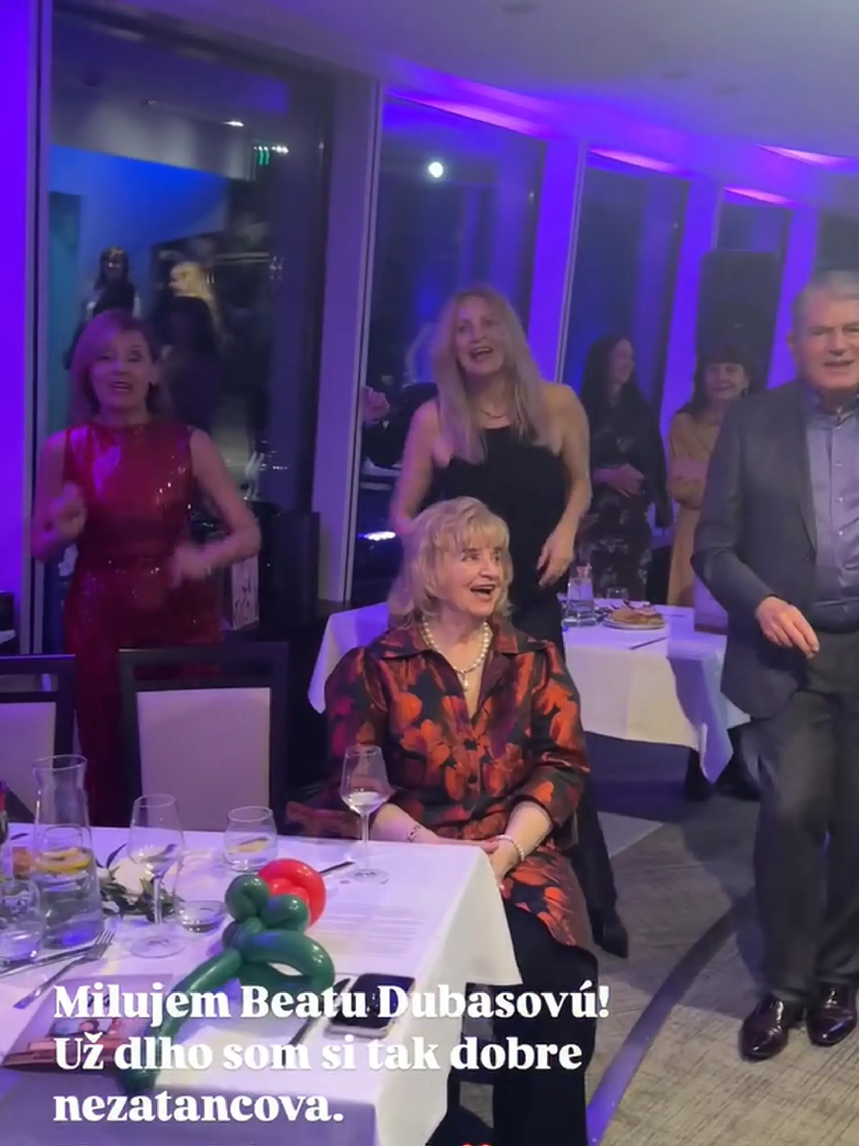 Veľkolepá oslava 70-ky Aleny Heribanovej: Hosťom zaspievala Beáta Dubasová. Legendy Slovenskej televízie si skvele zatancovali. Vpredu Nora Beňačková. 