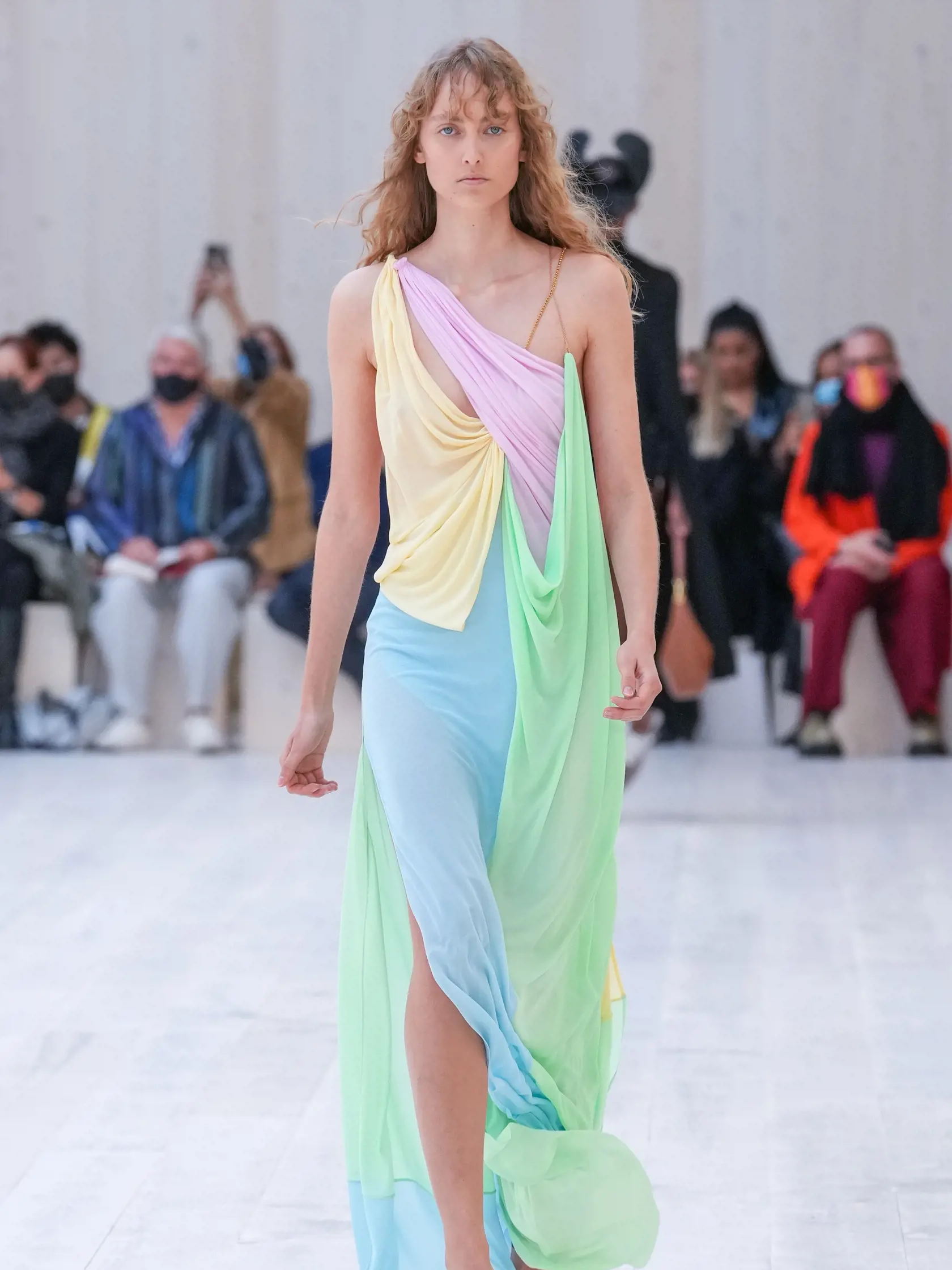 Loewe : Runway - Paris Fashion Week - Womenswear Spring Summer 2022