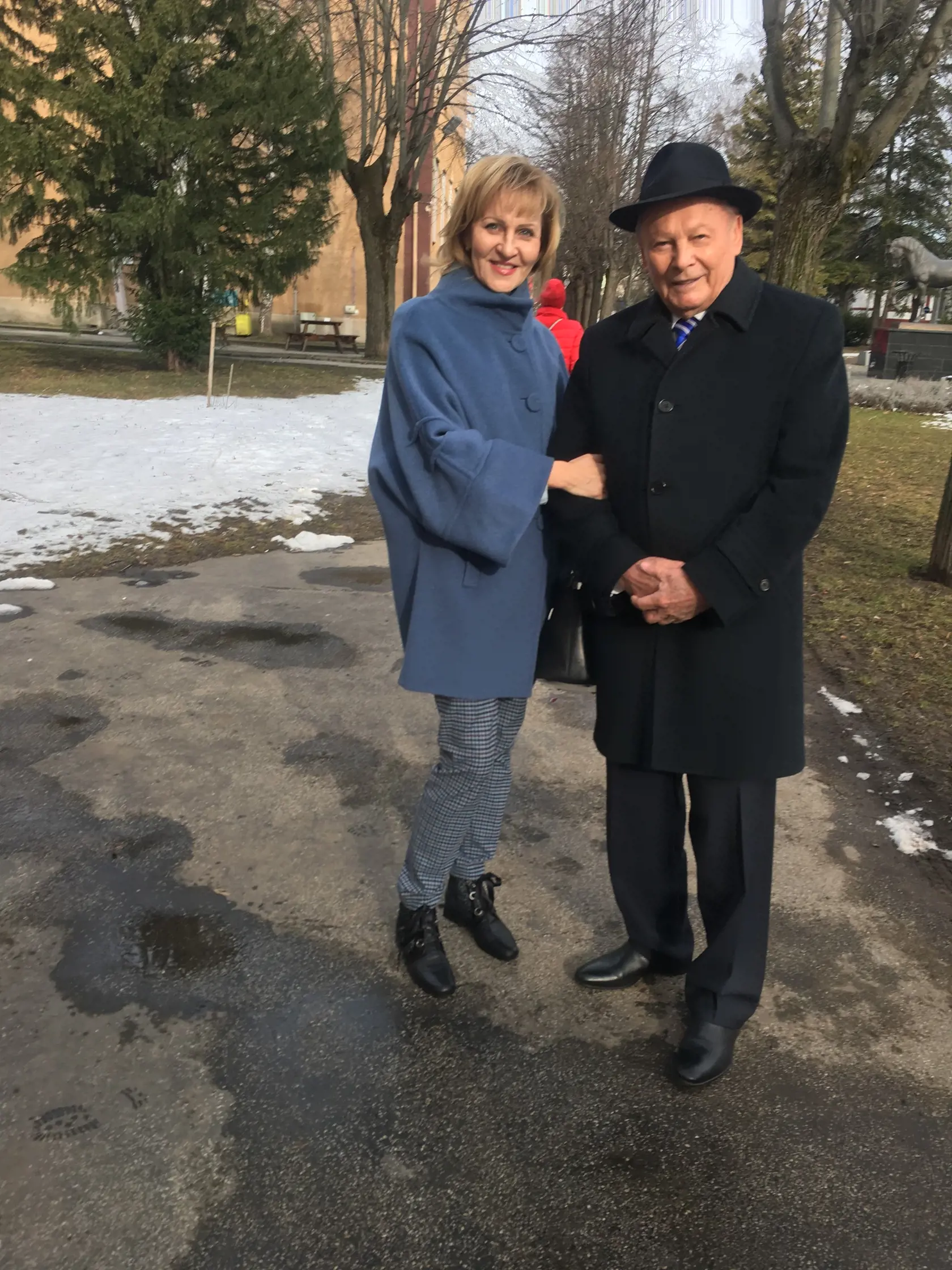 Tradične sprevádza otca do volebnej miestnosti dcéra Ingrid s bratom Petrom. Ten, v posledný februárový deň chýbal, mal neodkladné pracovné záležitosti. (archív)