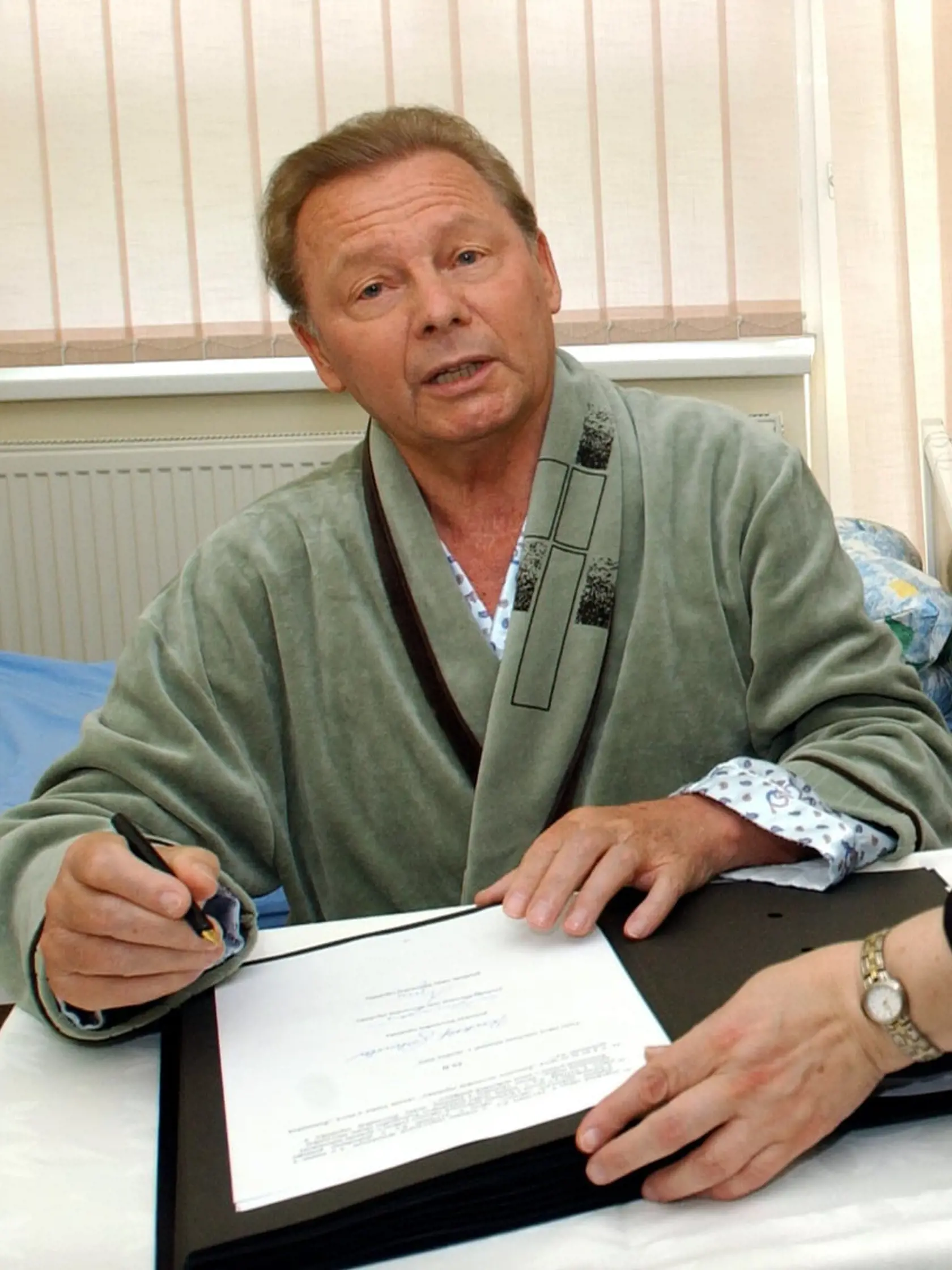 Bývalý prezident Rudolf Schuster po vážnej chorobe prišiel na tlačovku v Rakúsku v župane.