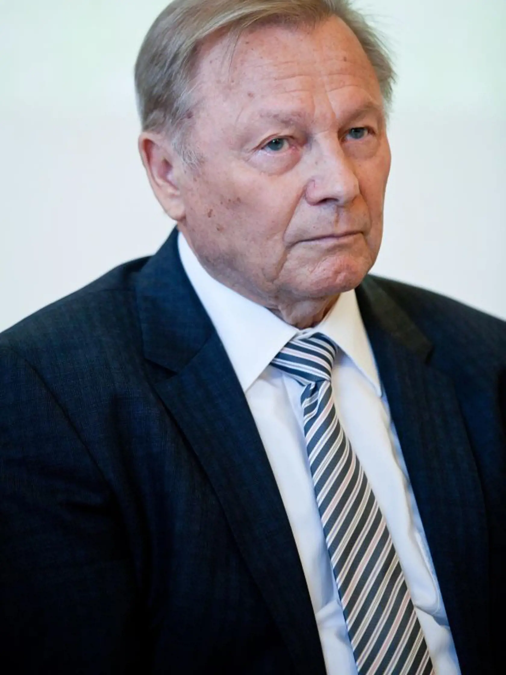 Exprezident SR Rudolf Schuster na tlaèovej besede pri príležitosti jeho výstavy fotografií Kamčatka. Bratislava, 3. máj 2012.  Foto: SITA/Jozef Jakubèo