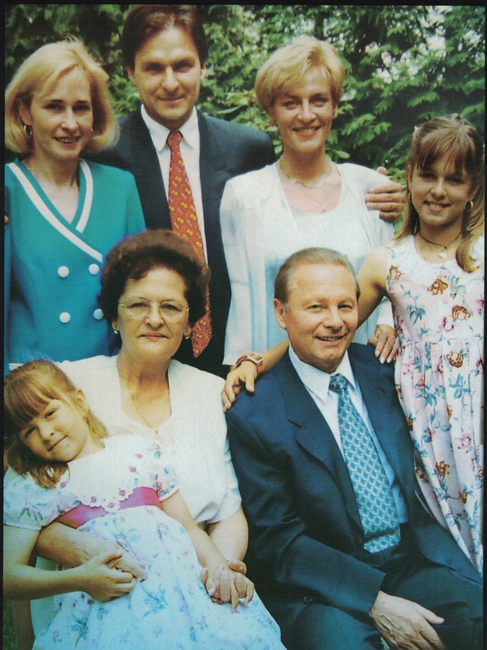 Rodina Rudolfa Schustera. Zľava nevesta Zuzana, syn Peter, dcéra Ingrid, vnučka Ingrid, manželka Irenka s vnučkou Petrou a Rudolf Schuster.