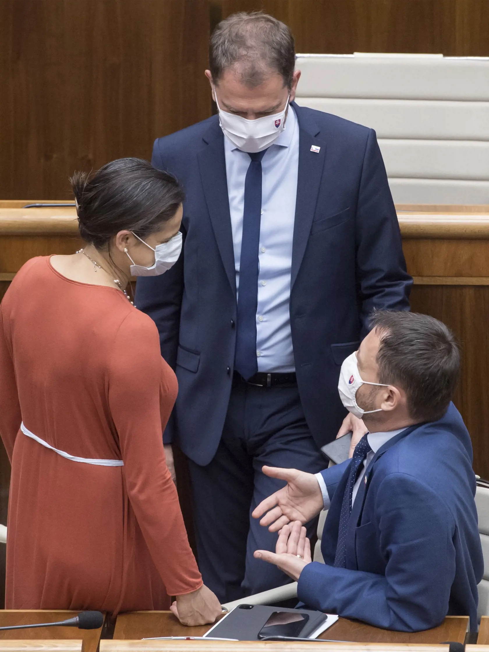 Na snímke zľava ministerka spravodlivosti SR Mária Kolíková, predseda vlády SR Igor Matovič a minister financií SR Eduard Heger (všetci OĽaNO) na mimoriadnej schôdzi k odvolávaniu predsedu vlády SR Igora Matoviča 23. júla 2020 v Bratislave. FOTO TASR - Martin Baumann
