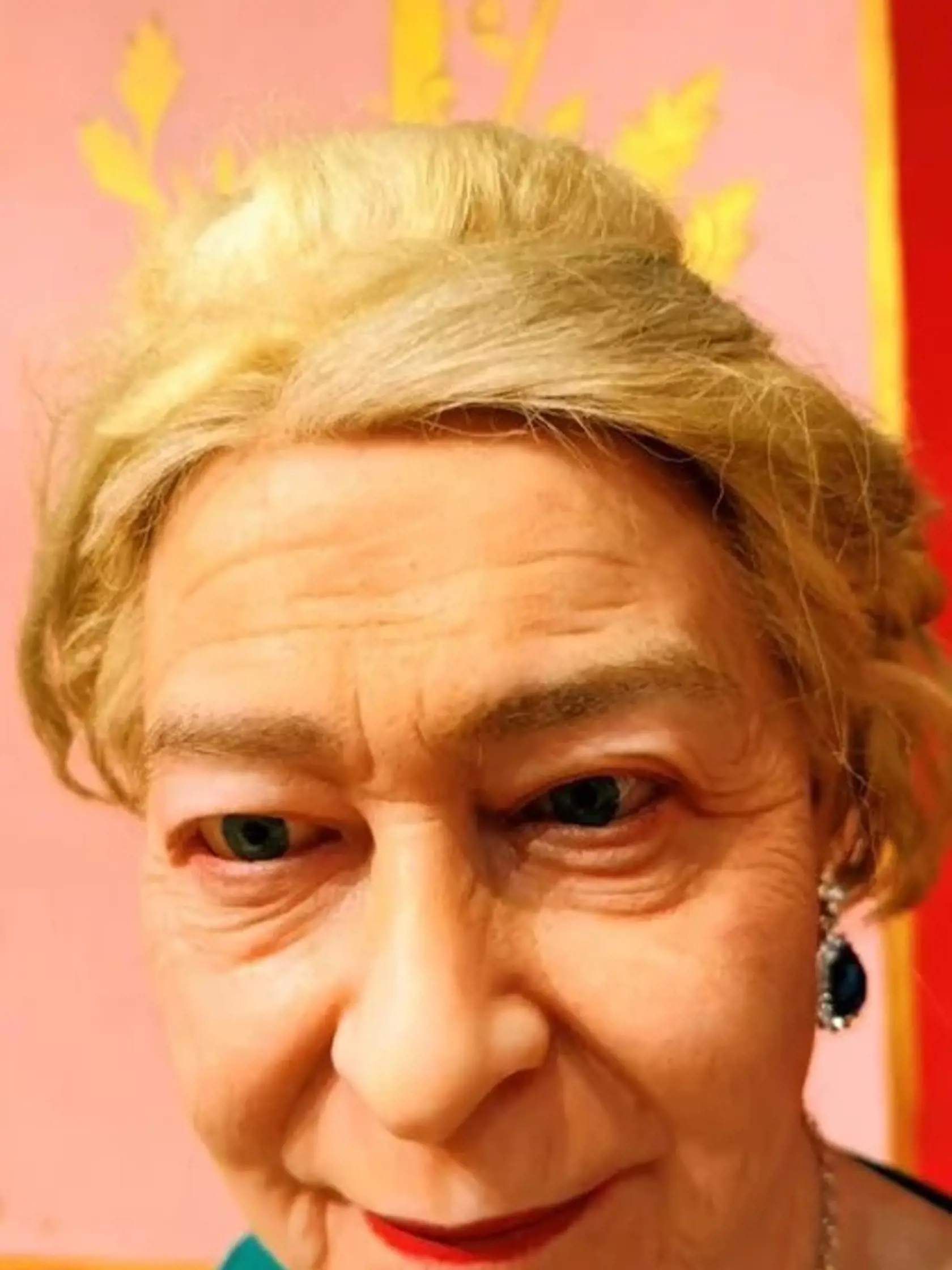 Kráľovná Alžbeta II by sa tomu asi len zasmiala. Netrafili sa do jej výrazu, šiat ani účesu.