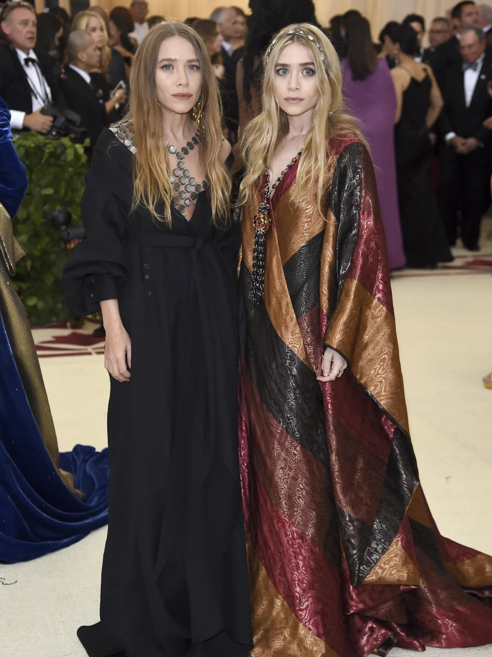 Sesterské duo Mary-Kate Olsen (vľavo) a Ashley Olsen