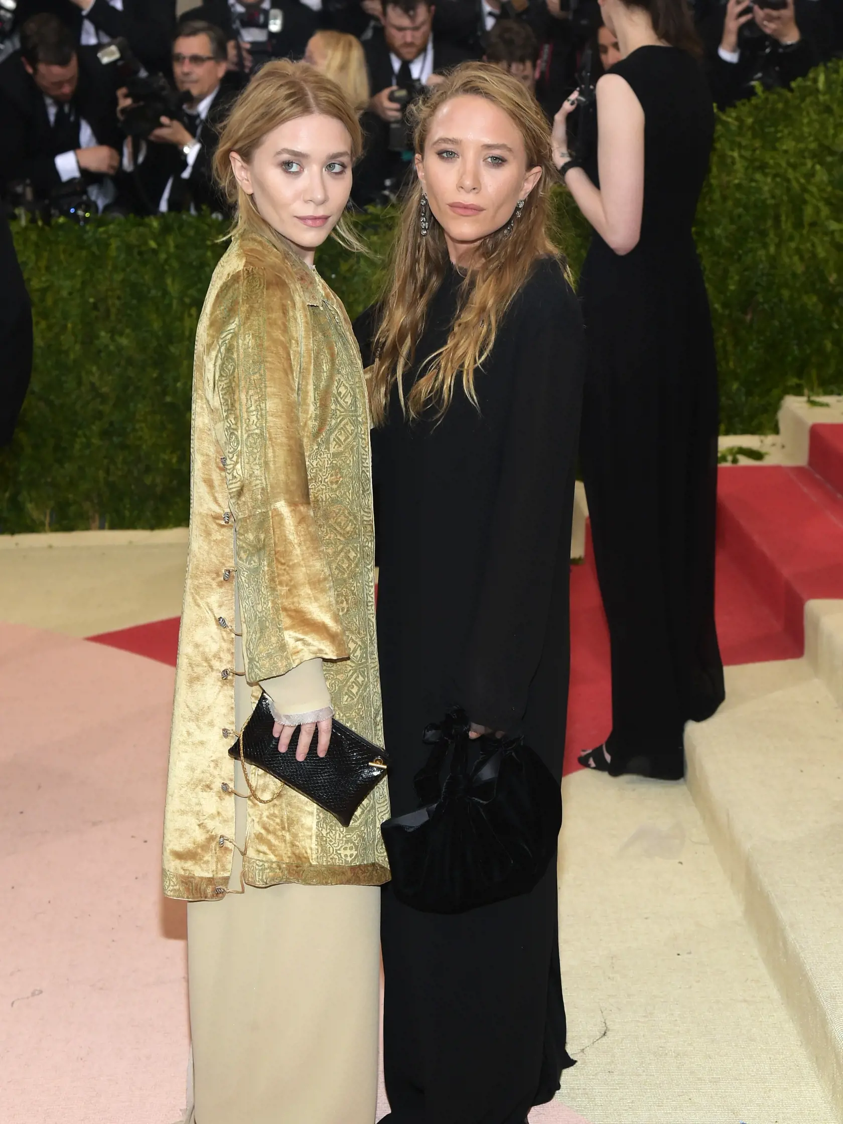 Ashley Olsen (vľavo) a Mary-Kate Olsen