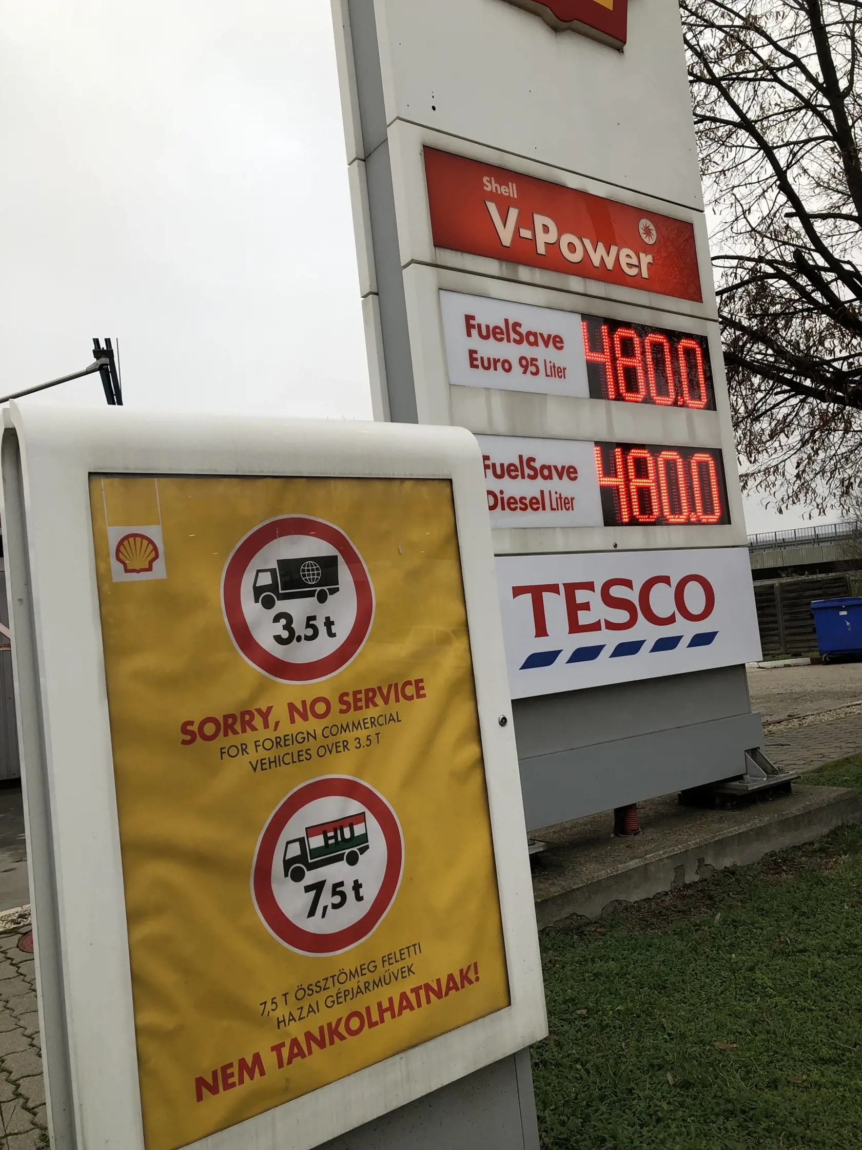 Väčšina motoristov chcela natankovať palivo za zastropované ceny, ktorého predávané množstvo začali v Maďarsku obmedzovať, avšak na viacerých čerpacích staniciach obmedzili množstvo pohonných látok aj v prípade benzínu a nafty s trhovou cenou.