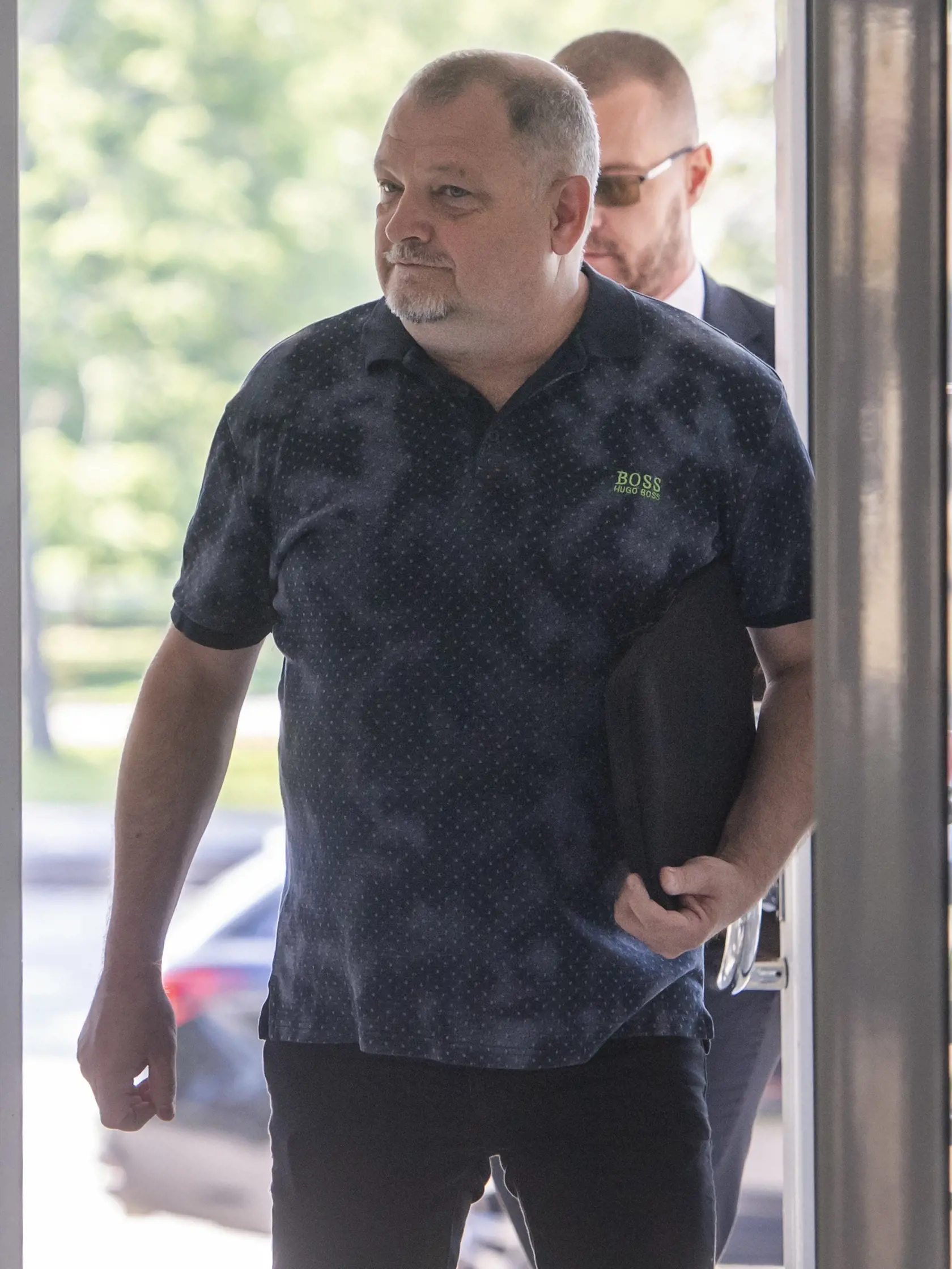 Na snímke obžalovaný Roman Paulíny prichádza na hlavné súdne pojednávanie v kauze sexuálneho zneužívania v detskom tábore Chachaland na Okresný  súd (OS) Bratislava II. v utorok 31. mája 2022. Hlavný organizátor tábora Roman Paulíny čelí obžalobe za sexuálne zneužívanie bývalej maloletej chovankyne tábora. FOTO TASR - Martin Baumann