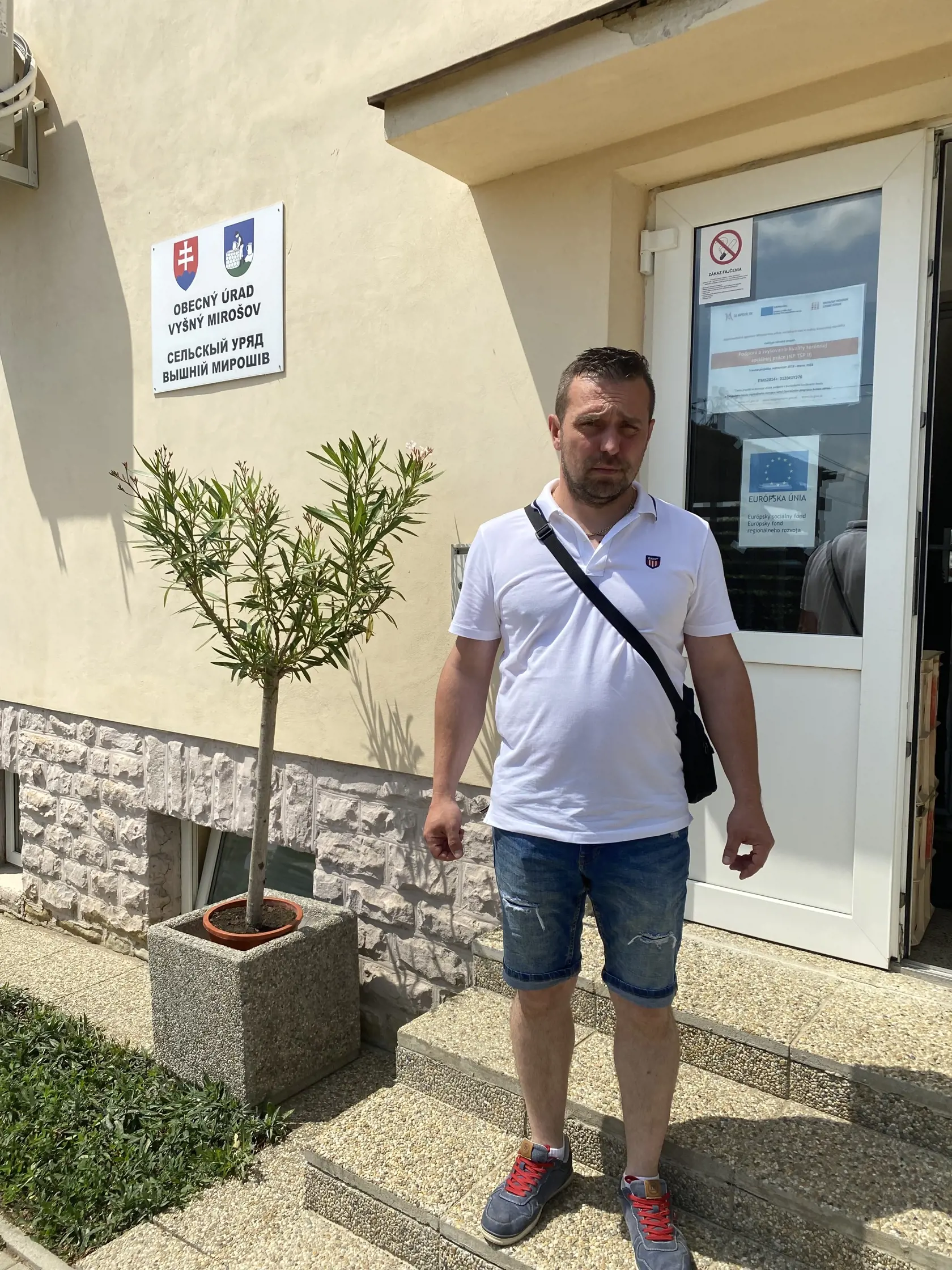 Michal Petraník všetky obvinenia odmieta a vraví, že sa poctivo venuje svojej práci v prospech obce Vyšný Mirošov. Vo funkcii je už tretie volebné obdobie. Nedávno zrekonštruoval školu a škôlku, teraz v obci stavia multifunkčné ihrisko.