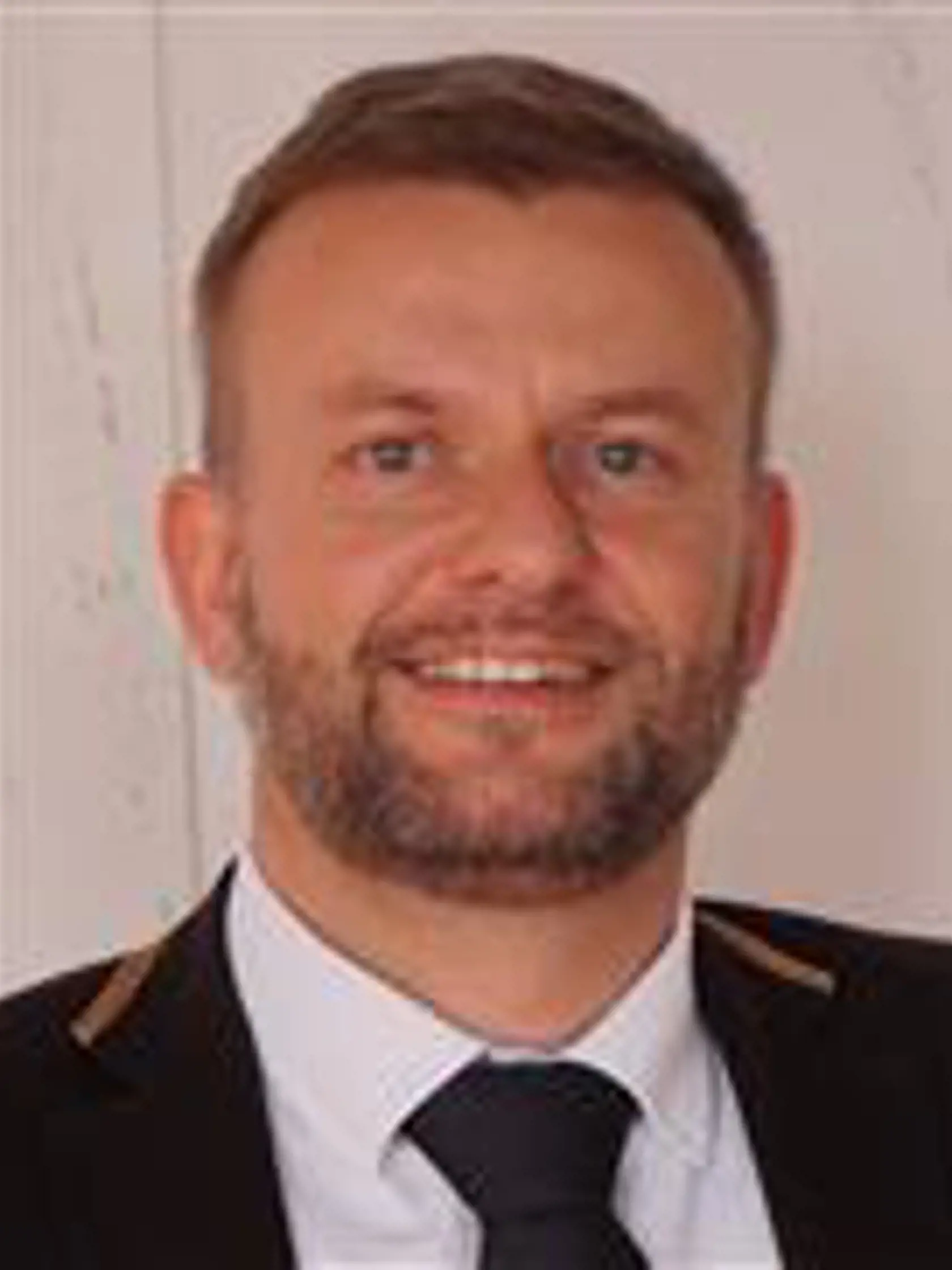 Eduard Kočiš (40) Kotlebovci - Ľudová strana Naše Slovensko. Priezvisko Stropkovčana je na Slovensku veľmi rozšírené a znamená pohoniča konského záprahu.