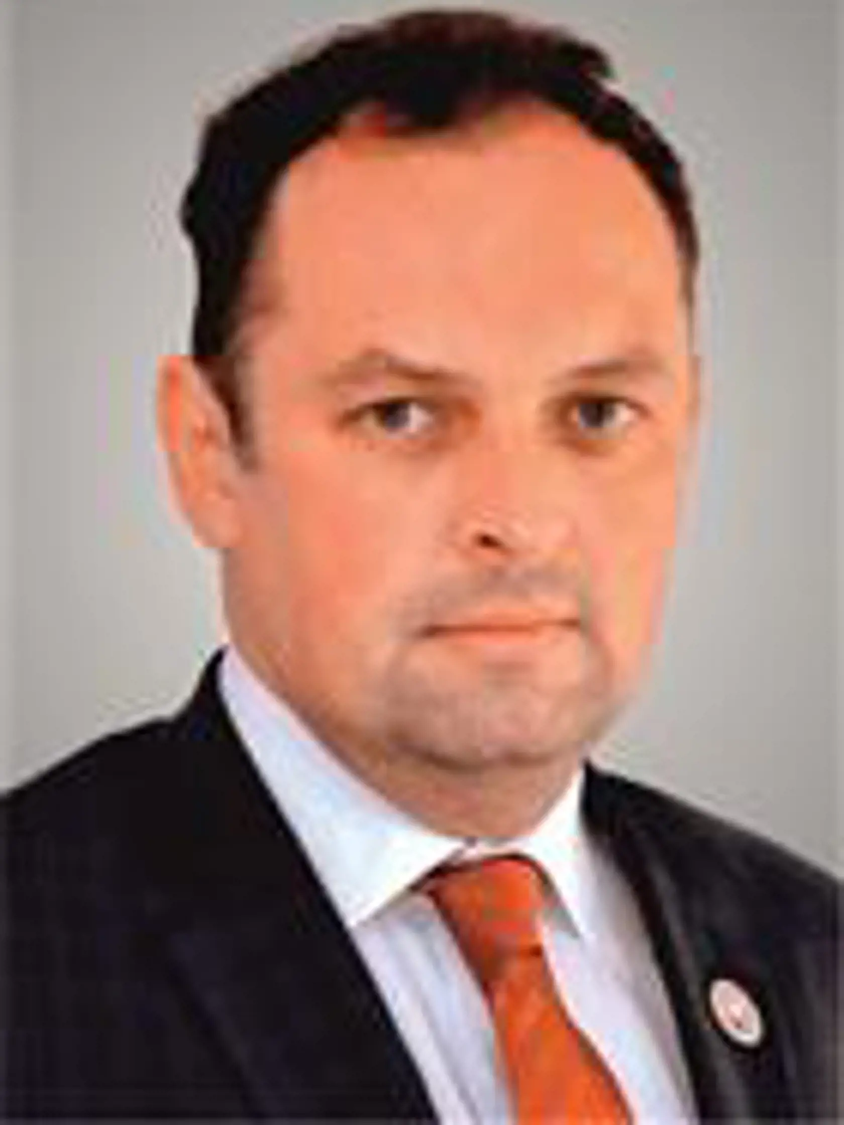 Martin Čepček (48) OĽANO, NOVA, KÚ, ZMENA ZDOLA. Poslanec, ktorý pochádza z Veľkého Lapáša má priezvisko, ktoré by sa hodilo skôr k žene ako k mužovi. Keďže je to pokrývka hlavy vydatej ženy ku kroju alebo malého dieťaťa.