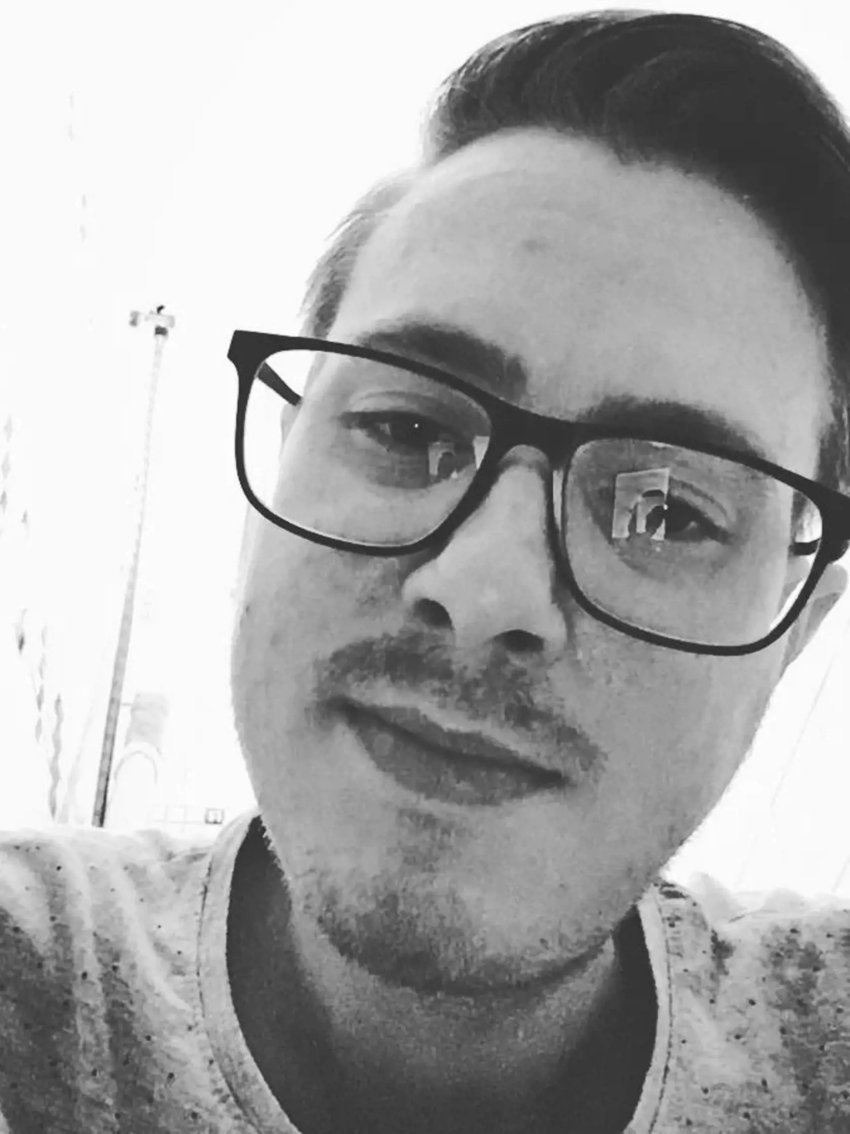 Michal Godár (†29) zomrel v byte v Prešove za záhadných okolností. Túto fotku zverejnil Martin a napísal k nej: "Prečo? Odpočívaj."