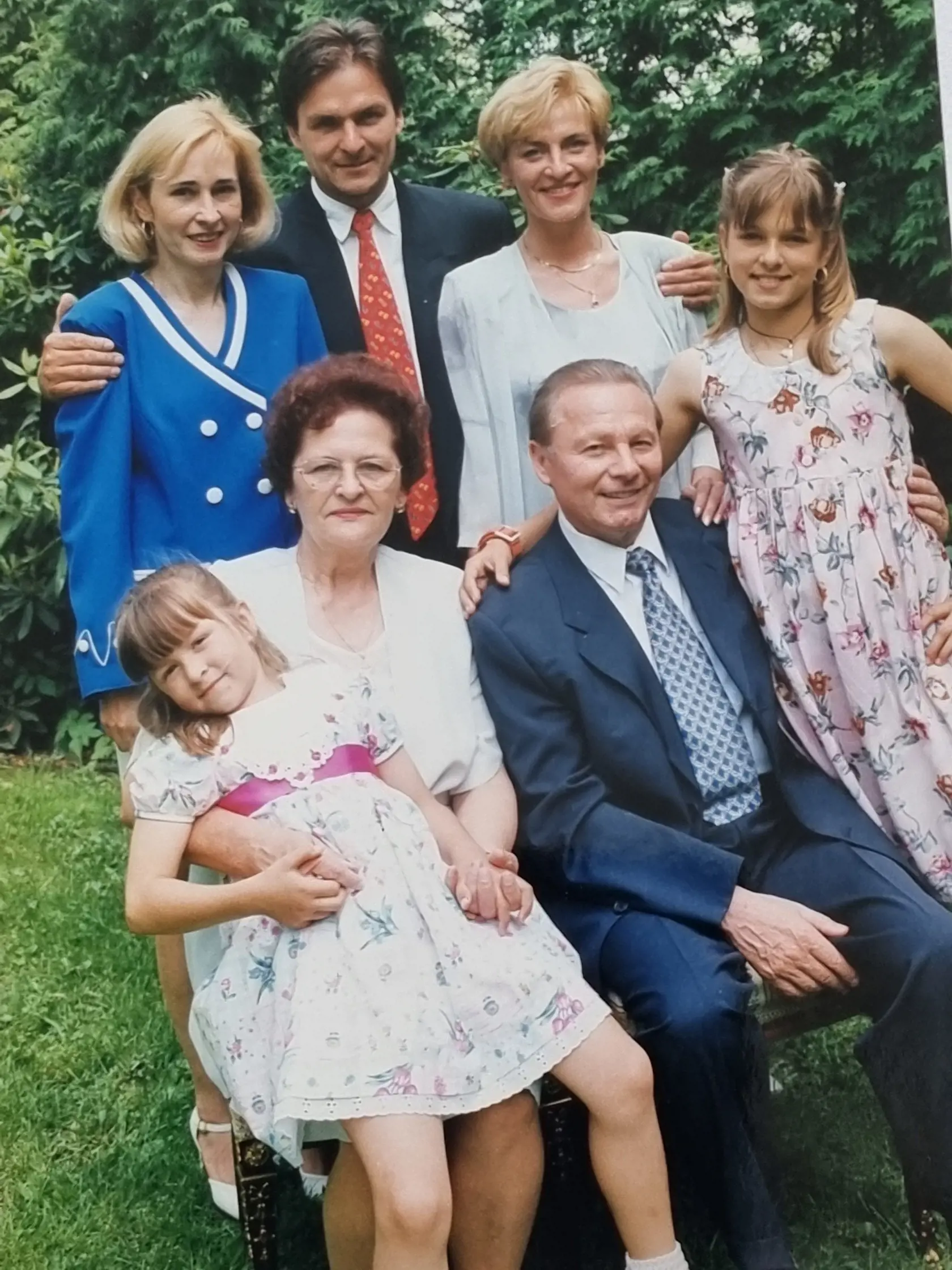 Rodinné foto - manželia Schusterovci s vnučkami. V hornom rade (zľava) nevesta Zuzana, Peter Schuster a Ingrid Schusterová.