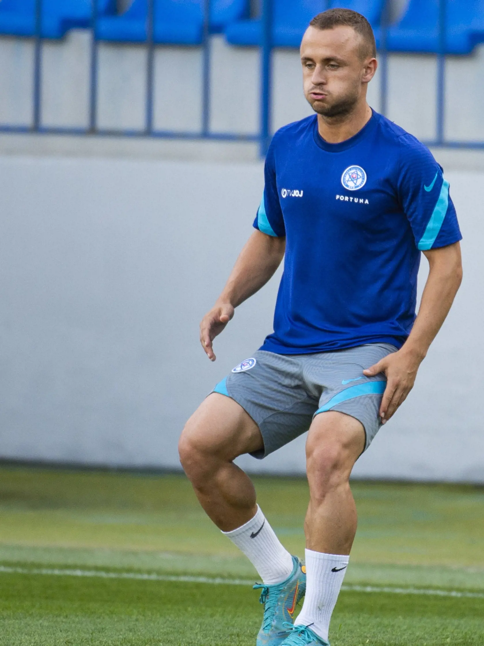 Zdá sa, že Stano futbal miluje oveľa viac ako nejakú rodinu. Vedľa seba chce mať reprezentatívnu ženu a keďže Daniela podľa neho po pôrode pár kíl pribrala, nemohol to vystáť. Radšej jej dal zbohom.