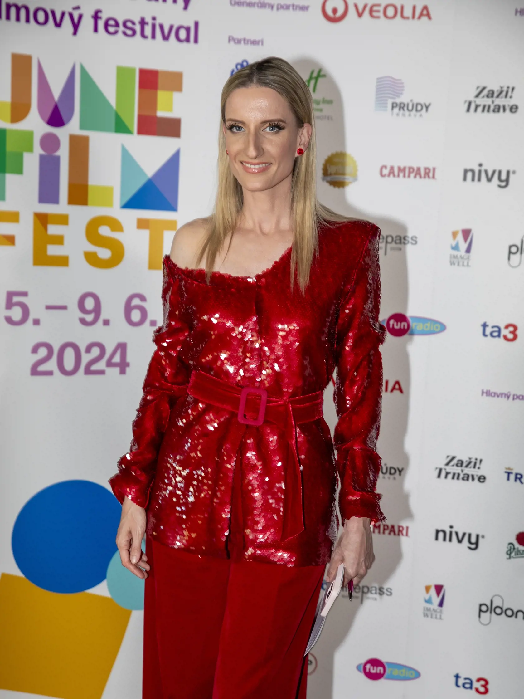 Adela Vinczeová zažiarila v ligotavom outfite od Fera Mikloška.