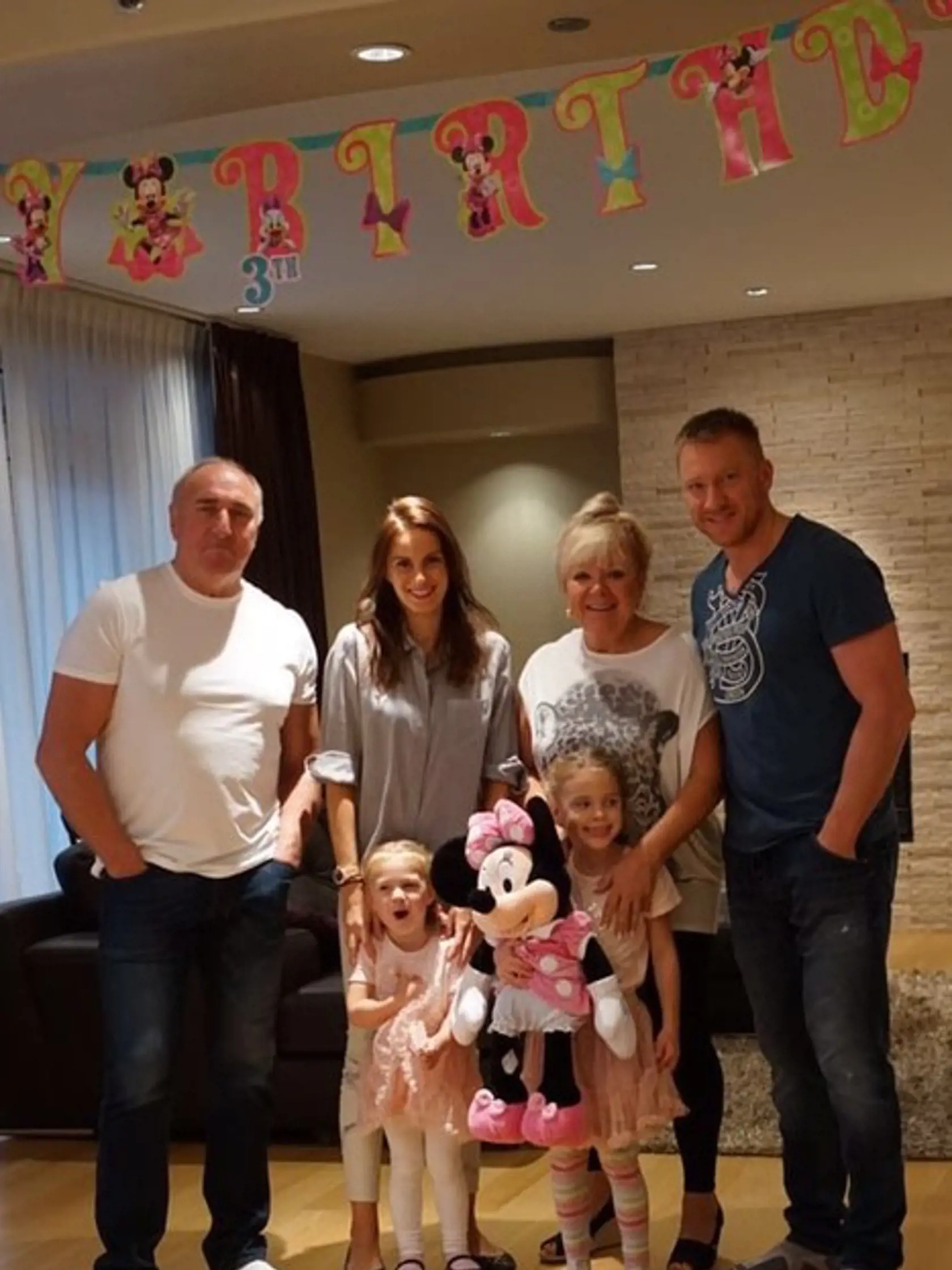 Marián Hossa túto sezónu NHL určite vynechá pre kožné problémy, no aspoň bude mať viac času na svoje dcérky Miu a Zoju.