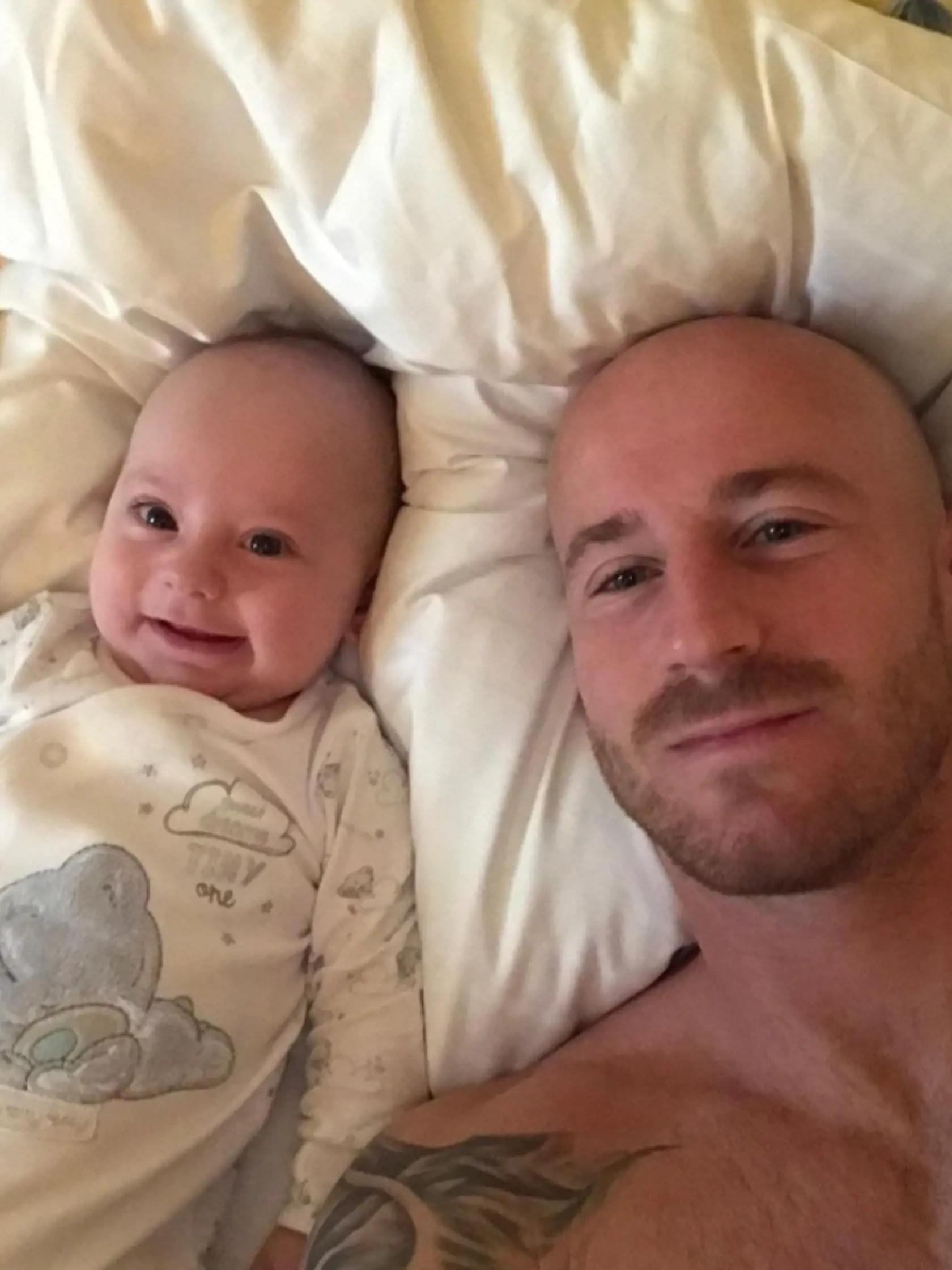 Miroslav Stoch sa po menej vydarených sezónach uchytil v pražskej Slavii, kde patrí medzi opory mužstva a okrem toho má obrovskú radosť aj zo svojho synčeka Tobiasa.
