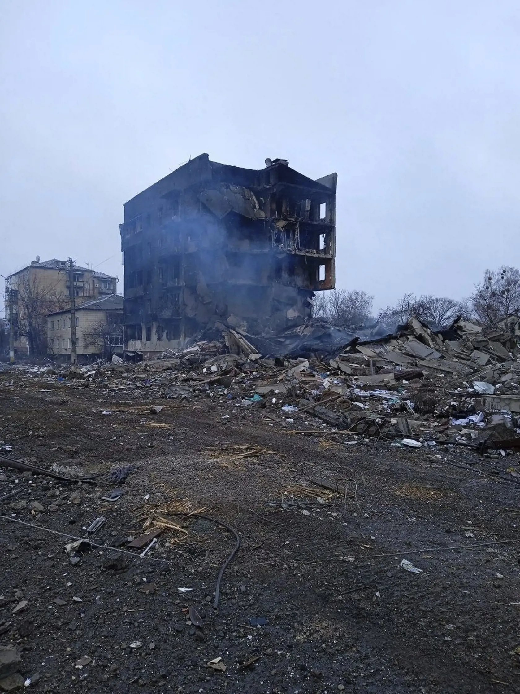 JB 13 Borodjanka - Pohľad na veľké škody na obytnej budove v rezidenčnej oblasti po ruskom leteckom útoku v Borodjanke, na predmestí Kyjeva 3. marca 2022. FOTO TASR/AP
