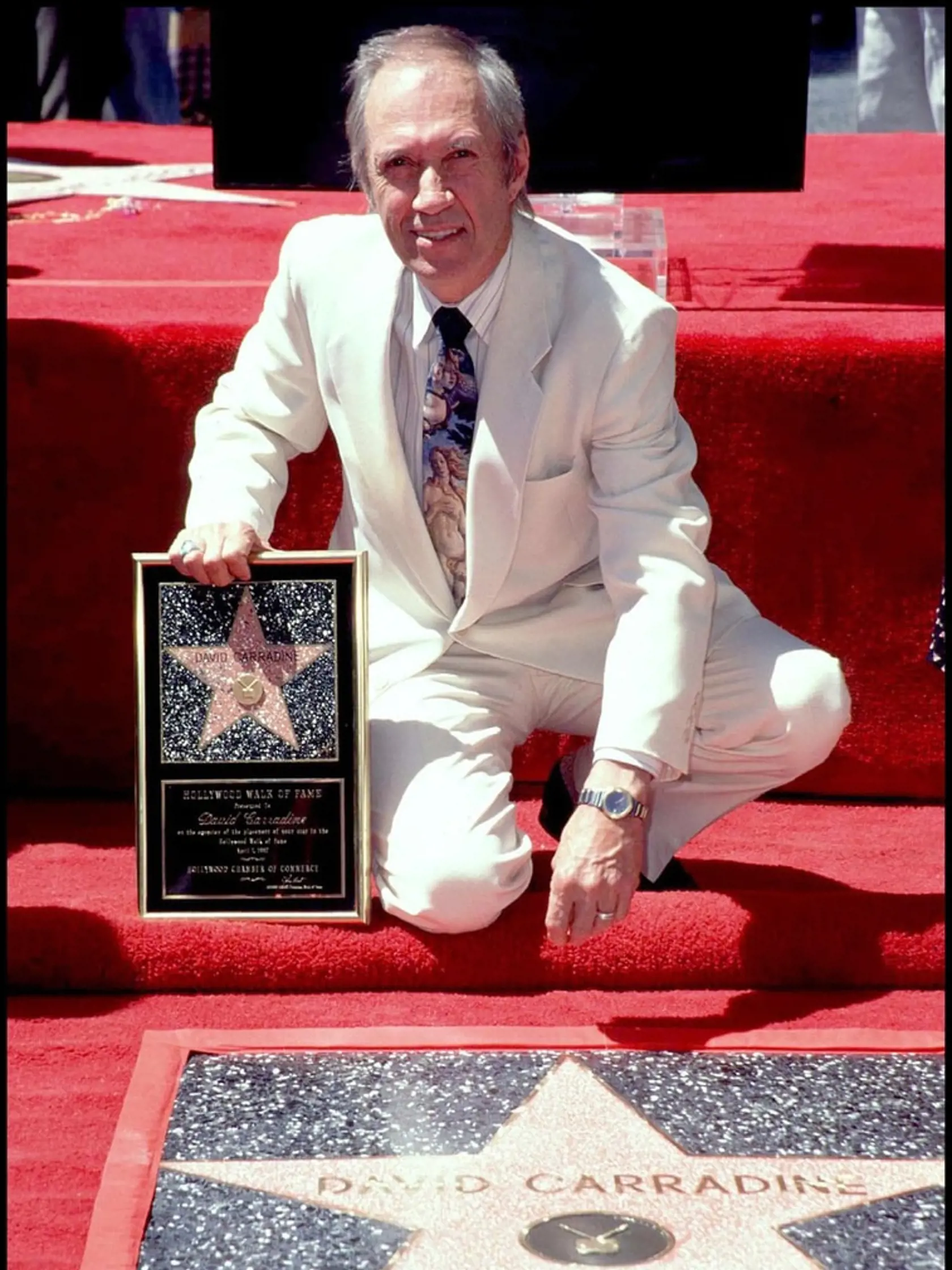 Legendárny David Carradine (†72) zo slávneho seriálu Kung Fu a naposledy z Tarantinových dvoch filmov Kill Bill, bol nájdený v hotelovej izbe obesený na kľučke v roku 2009 v Bangkoku. Pitva preukázala, že herec zomrel udusením. Súkromná expertíza rodiny a polície v Bangkoku sa však rozchádzajú v tom v akej pozícii bolo nájdené Carradinovo telo.
