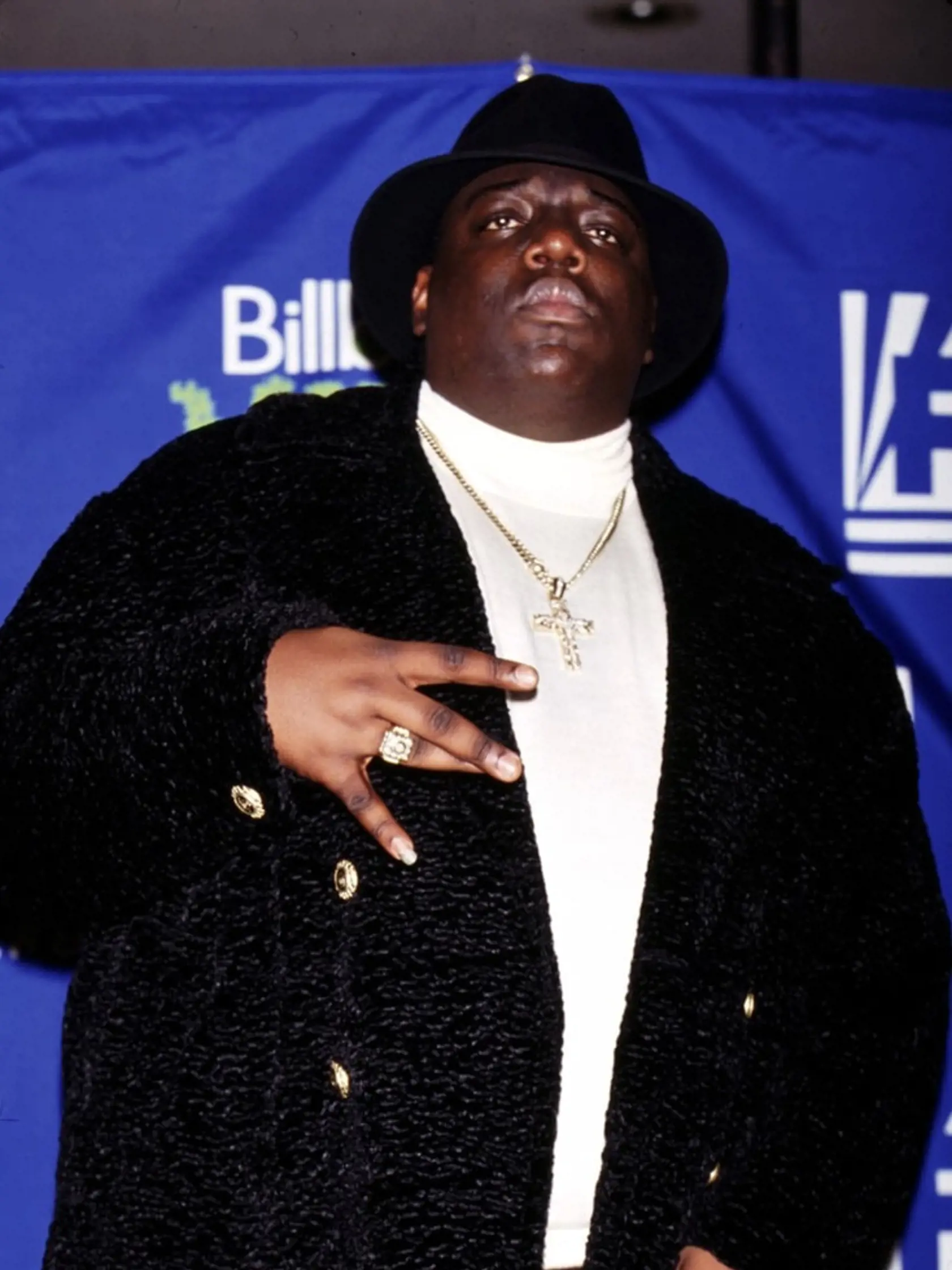 Podobne ako v prípade 2Paca Shakura vyvstalo veľa teórií o vražde ďalšieho rapera Notoriusa B.I.G. (†24), ktorý viedol s Tupacom niekoľko sporov a výmien názorov prostredníctvom textov. Notorius B.I.G. bol zastrelený o rok neskôr ako Shakur v roku 1997. Hovorí sa tak o vybavovaní účtov gangov ako aj tajnom nariadení FBI zlikvidovať raperských bossov znepriatelených strán východného a západného pobrežia USA.