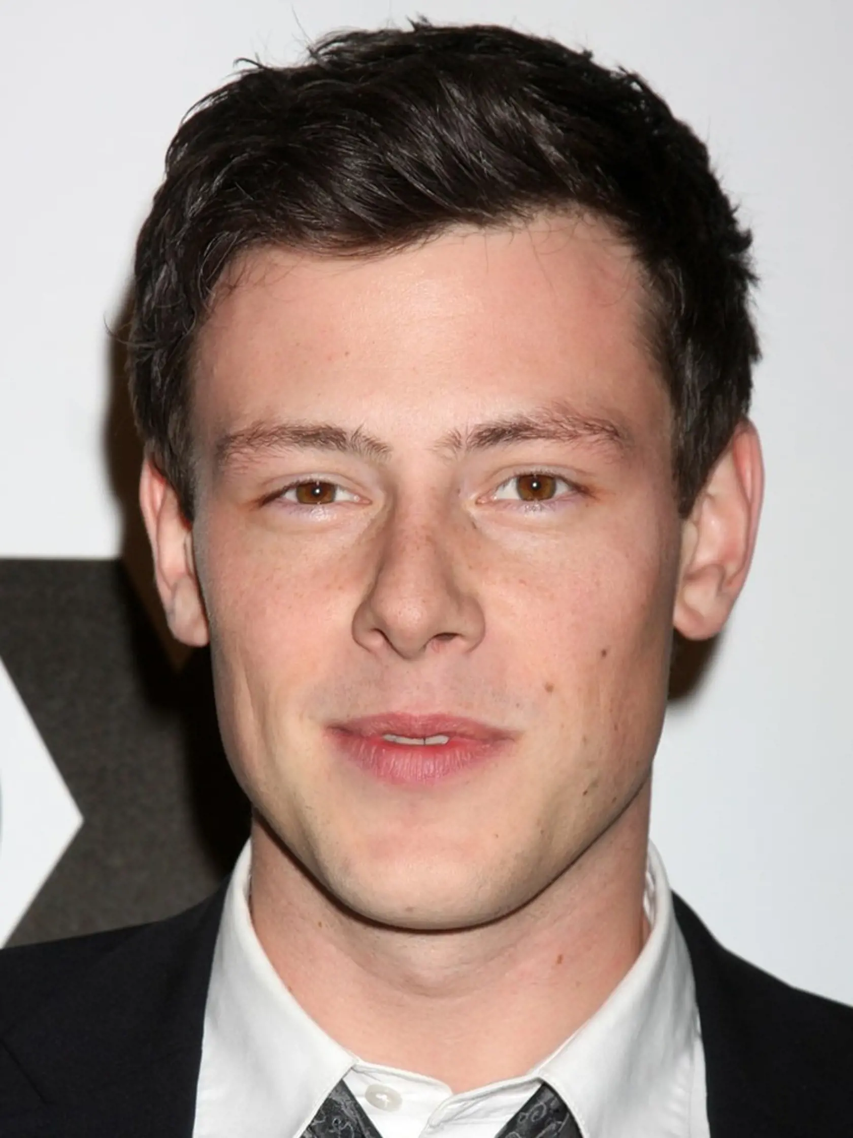 Záhada stojí aj za úmrtím herca z obľúbeného seriálu Glee Coryho Monteitha (†31). Coryho našli v roku 2013 v hotelovej izbe vo Vancouveri po tom, čo sa neodhlásil na recepcii do stanoveného času. Polícia určila príčinu smrti predávkovanie niekoľkými omamnými látkami. Dôvod jeho konania zostáva nejasným. Faktom však zostáva, že herec bojoval so závislosťou na drogách roky.