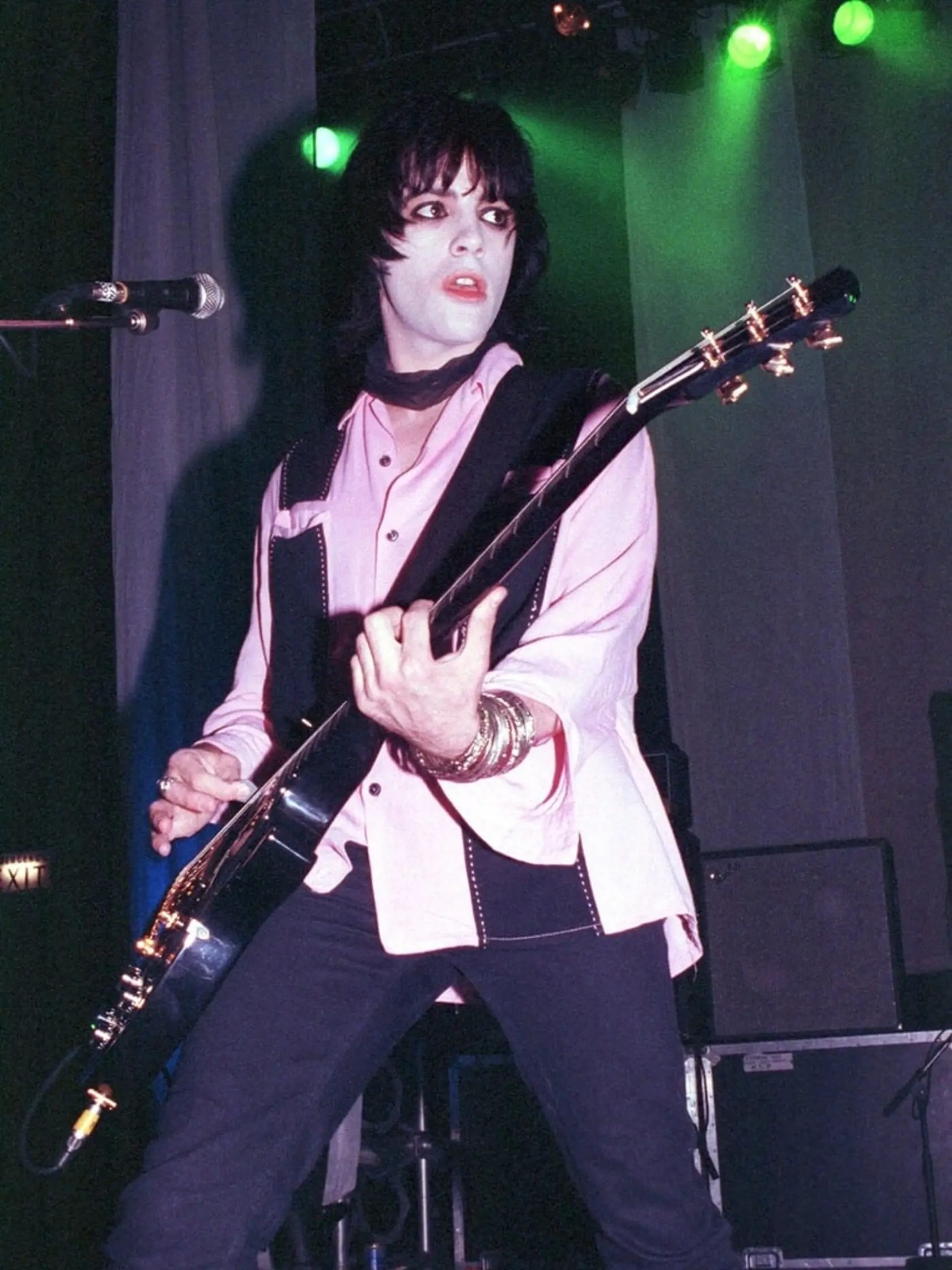 Najzáhadnejšie zmiznutie v pop music má na konte gitarista a textár kapely Manic Street Preachers, ktorého pred 8 rokmi uznala jeho rodina za mŕtveho. Charizmatický Richey Edwards (†28) zmizol v roku 1995 po tom čo mal odísť na turné s kapelou do Ameriky. Doma však bol nájdený pas a ďalšie doklady. Zúfalí rodičia dlhé roky žili v nádeji, že Edwards nezomrel a odišiel niekam žiť. Kapelu osud svojho člena poznačil aj na tvorbe, napriek tomu pokračuje úspešne dodnes.