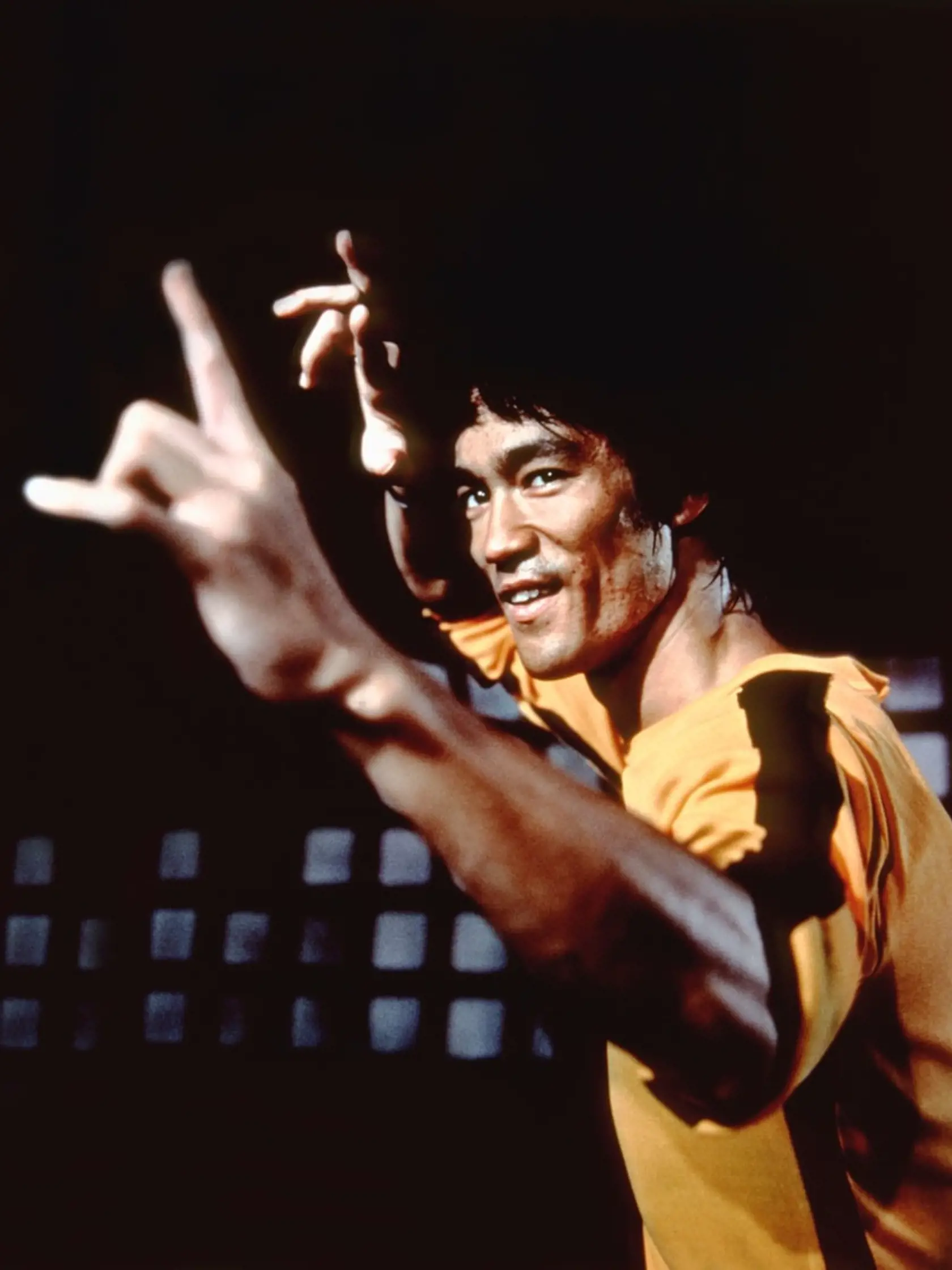 Priniesol do kinematografie prevrat kedy spojil východnú kultúru so západnou. Hrdina akčných filmov a bojovník Bruce Lee (†32) napriek svojej vitalite zomrel za veľmi podivných okolností v roku 1973. Príčiny jeho smrti však dodnes vzbudzujú pozornosť. Lee upadol do kómy po natáčaní filmu Hra smrti, po tom ako si šiel na chvíľu zdriemnuť. Predtým sa sťažoval na bolesti hlavy, ktoré chcel utíšiť tabletkou, ktorú mu dala jeho kolegyňa vo filme. Celá situácia vyvoláva dodnes špekulácie čo vlastne zabilo legendárneho herca.
